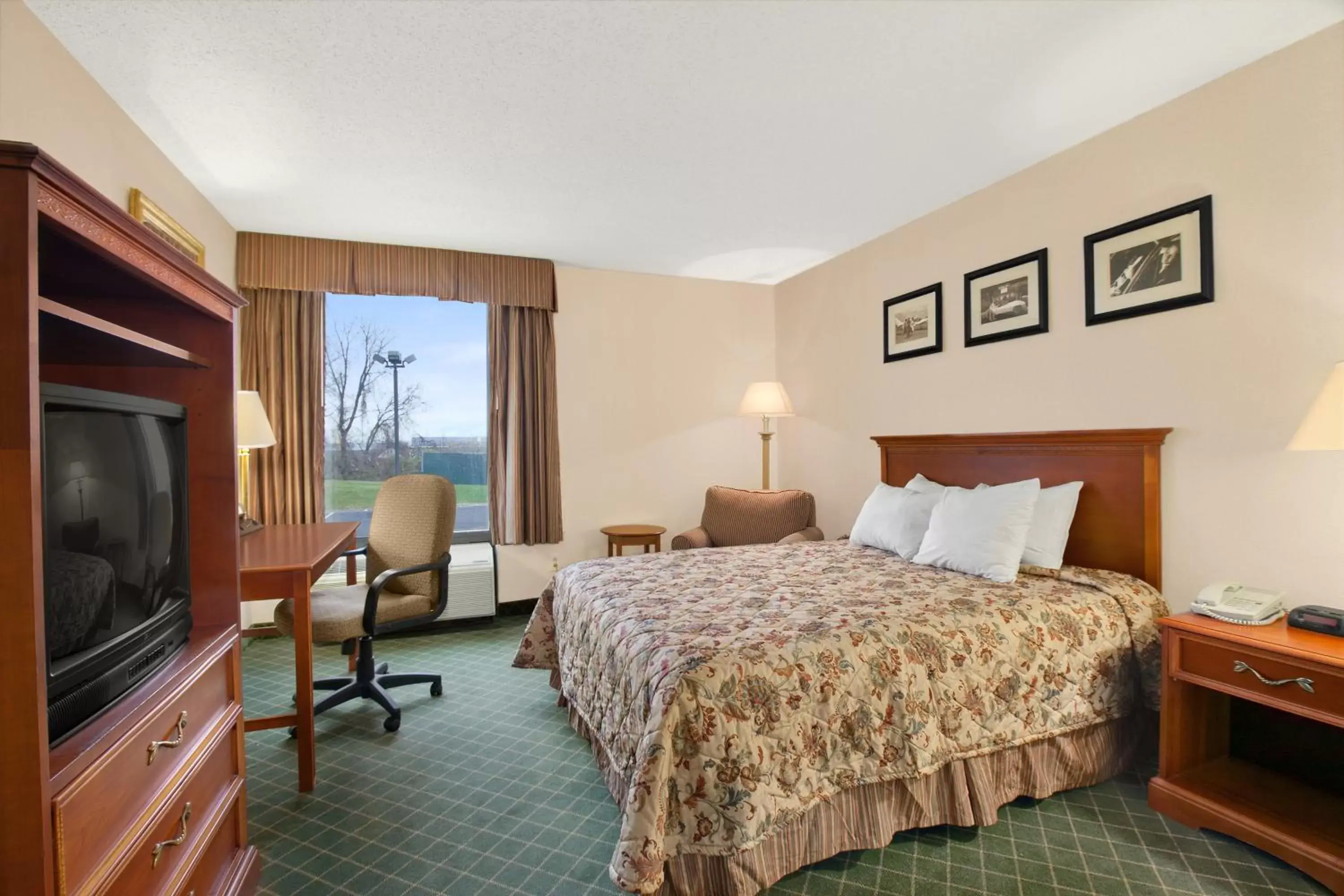 King Suite - Non-Smoking in Days Inn by Wyndham Columbus Airport