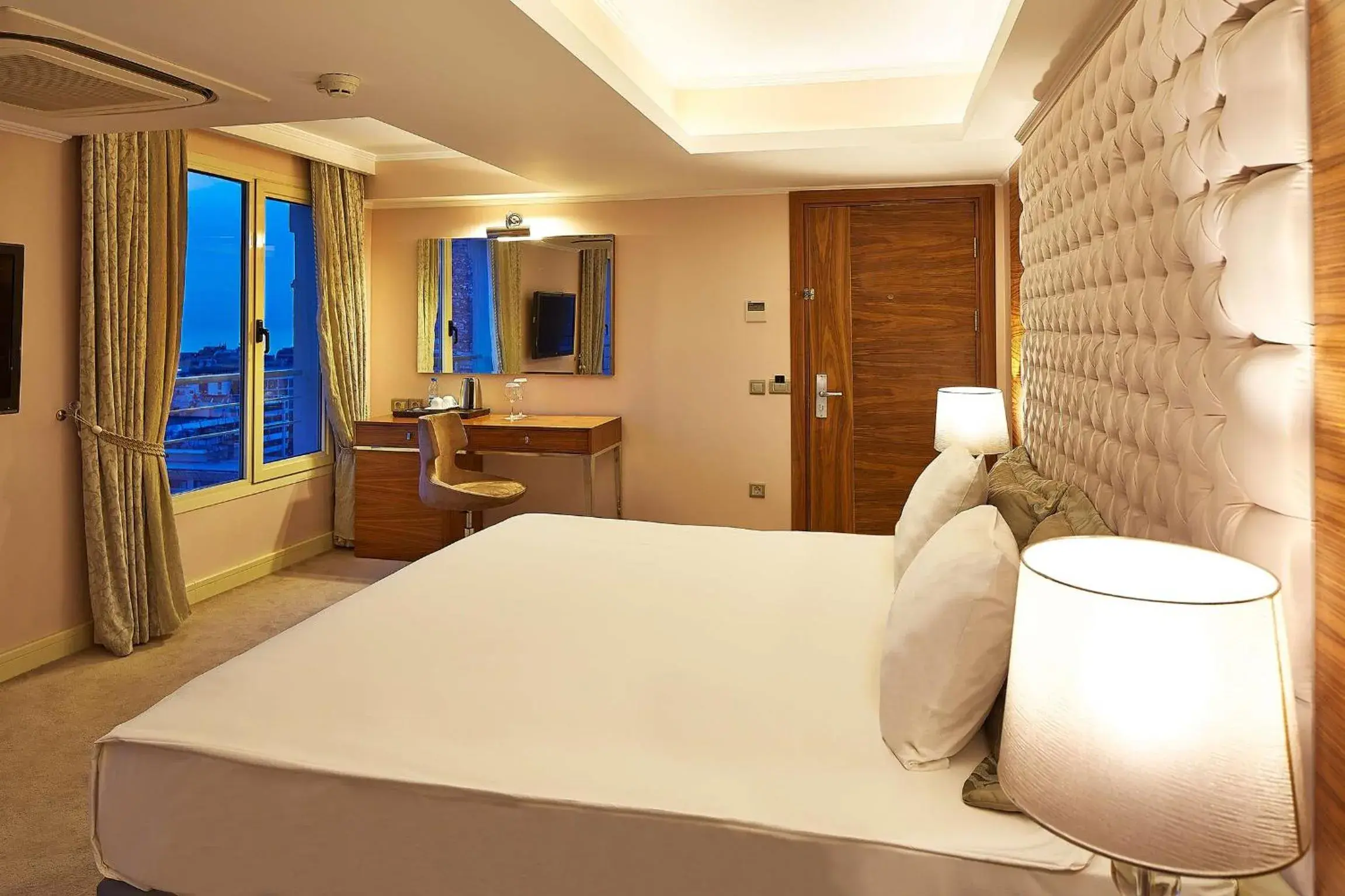 Bed in DoubleTree By Hilton Hotel Izmir - Alsancak