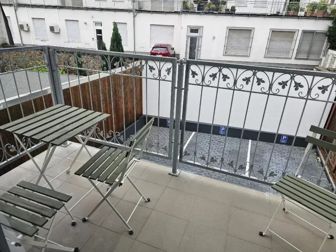 Balcony/Terrace in Balthasar Neumann Speiserei & Gästehaus - Zentrum Brühl -