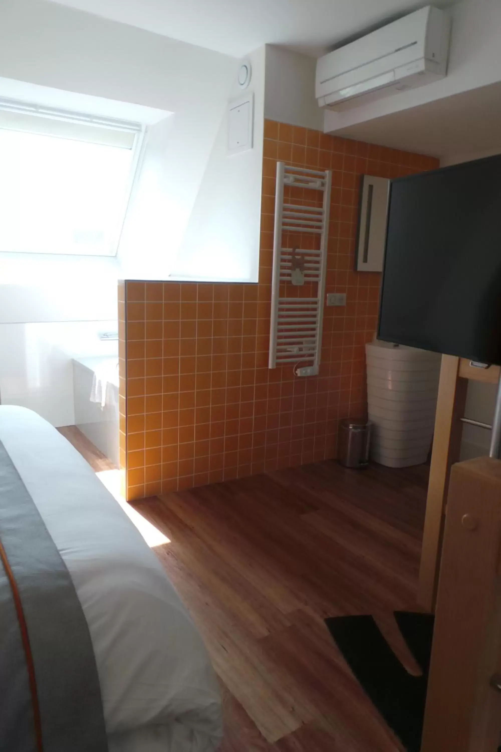 Photo of the whole room, Room Photo in ibis Styles Deauville Centre