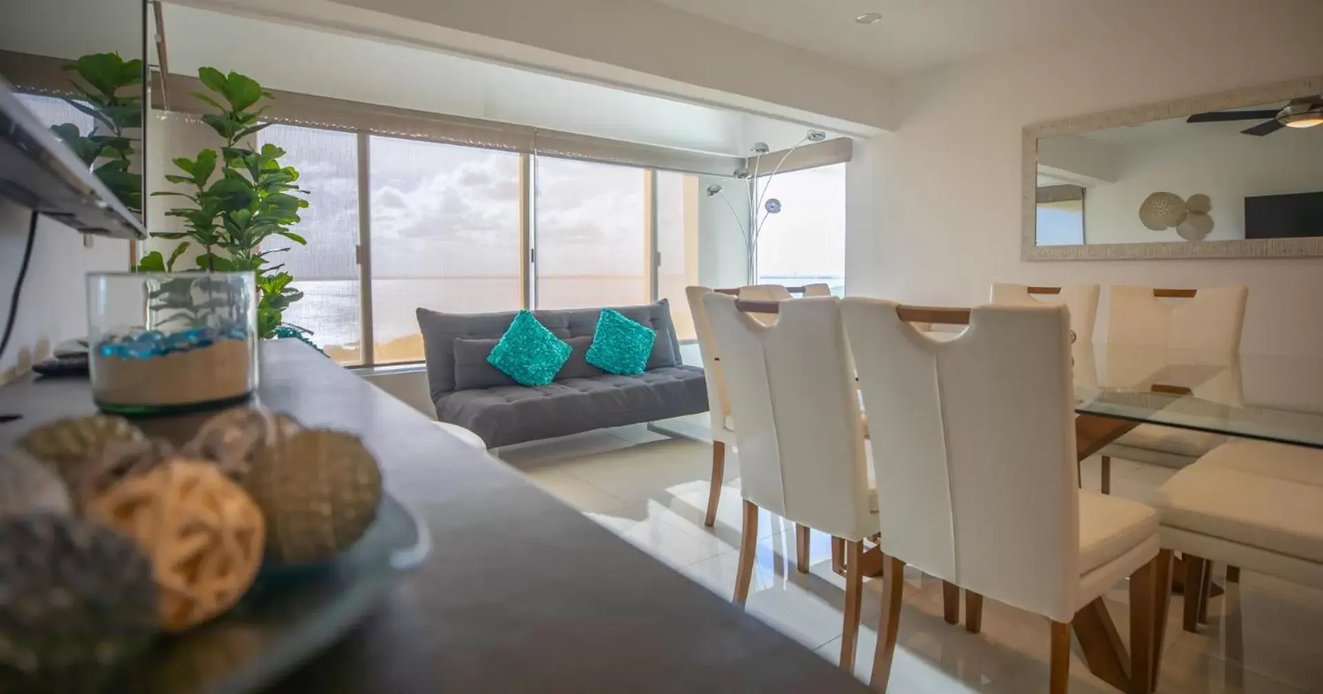 Dining area in Beachfront Penthouses by LivIN Cancun