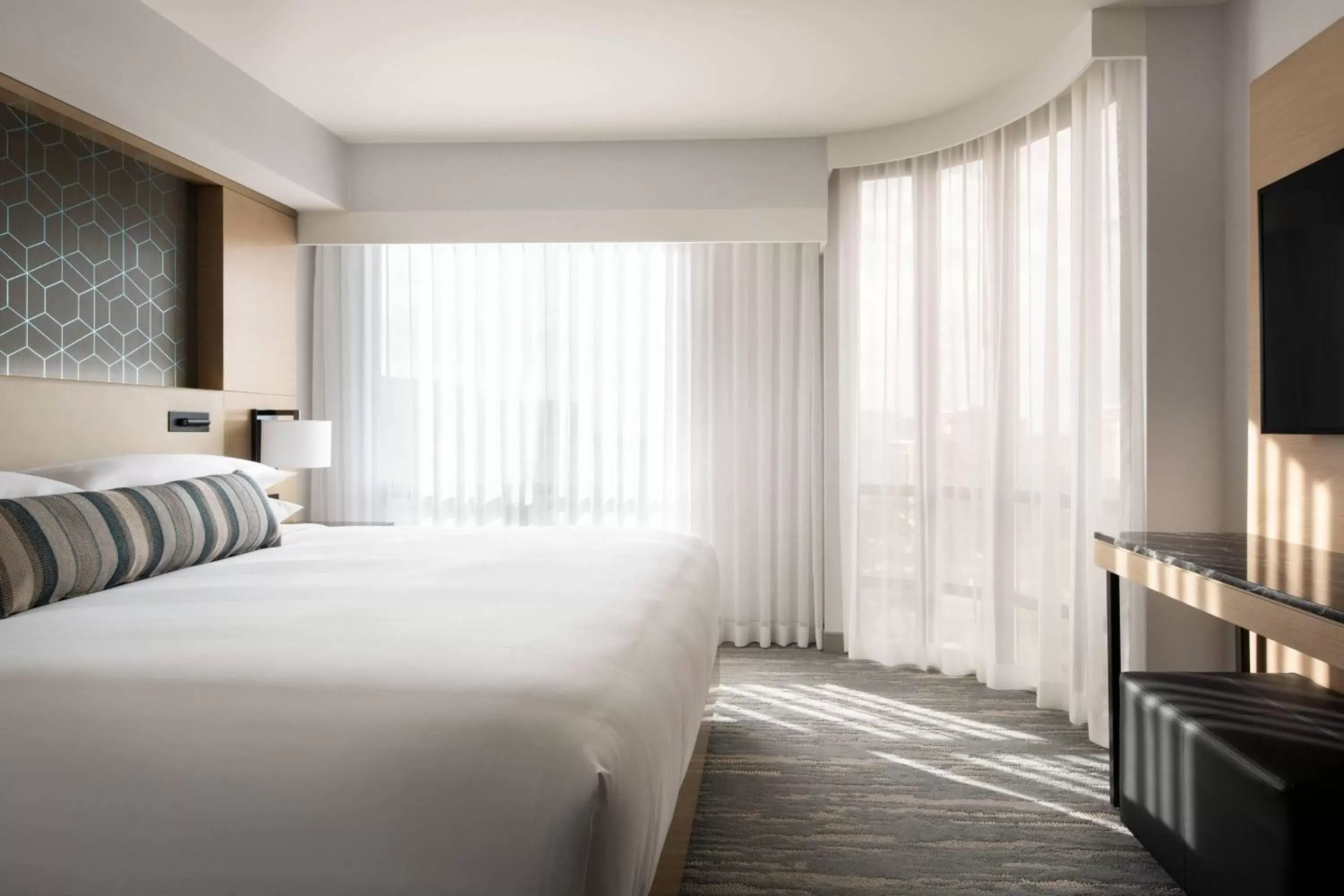 Bedroom, Bed in Vancouver Airport Marriott Hotel