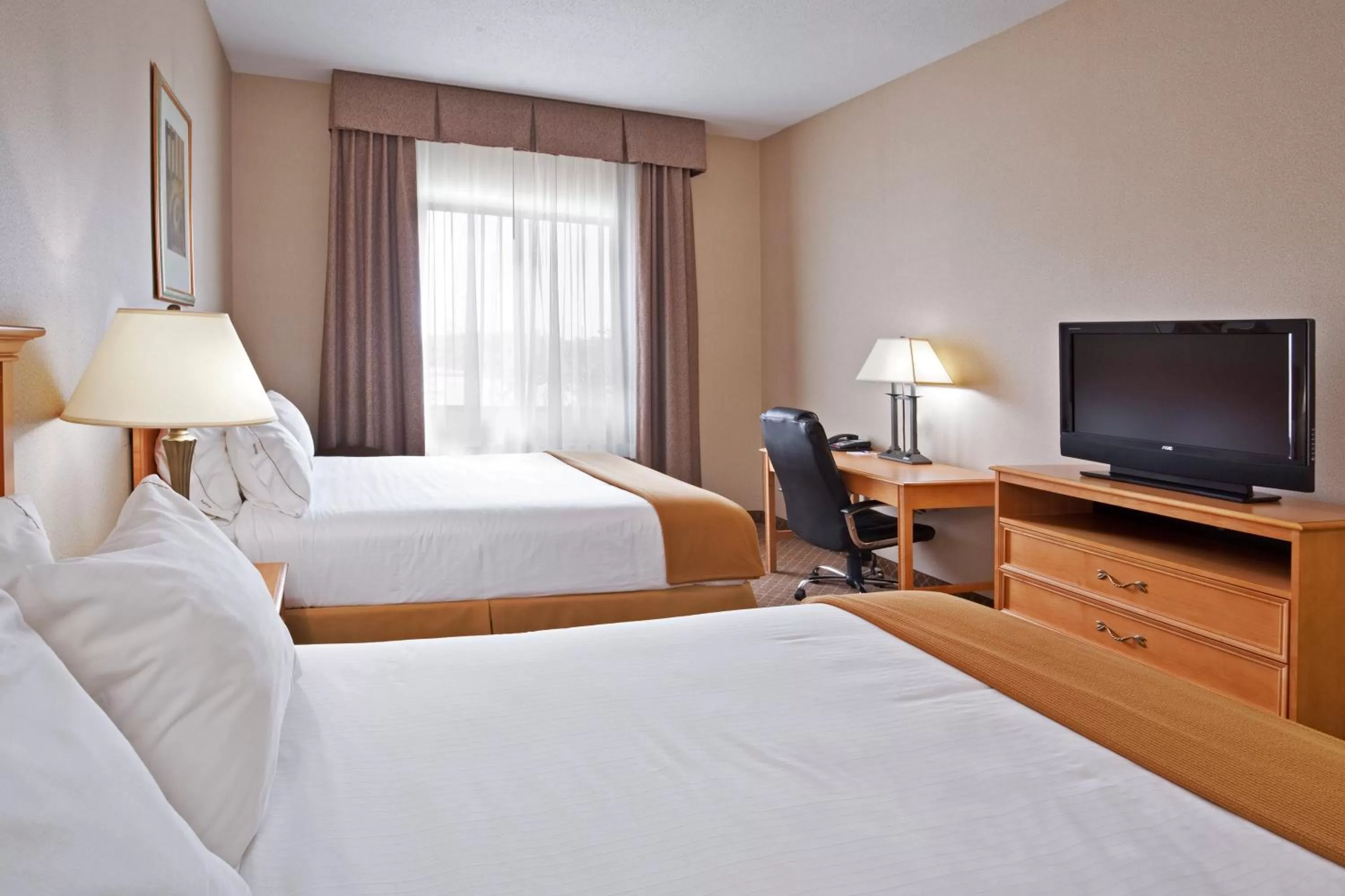Photo of the whole room, Bed in Holiday Inn Express Hotel & Suites Chesterfield - Selfridge Area by IHG