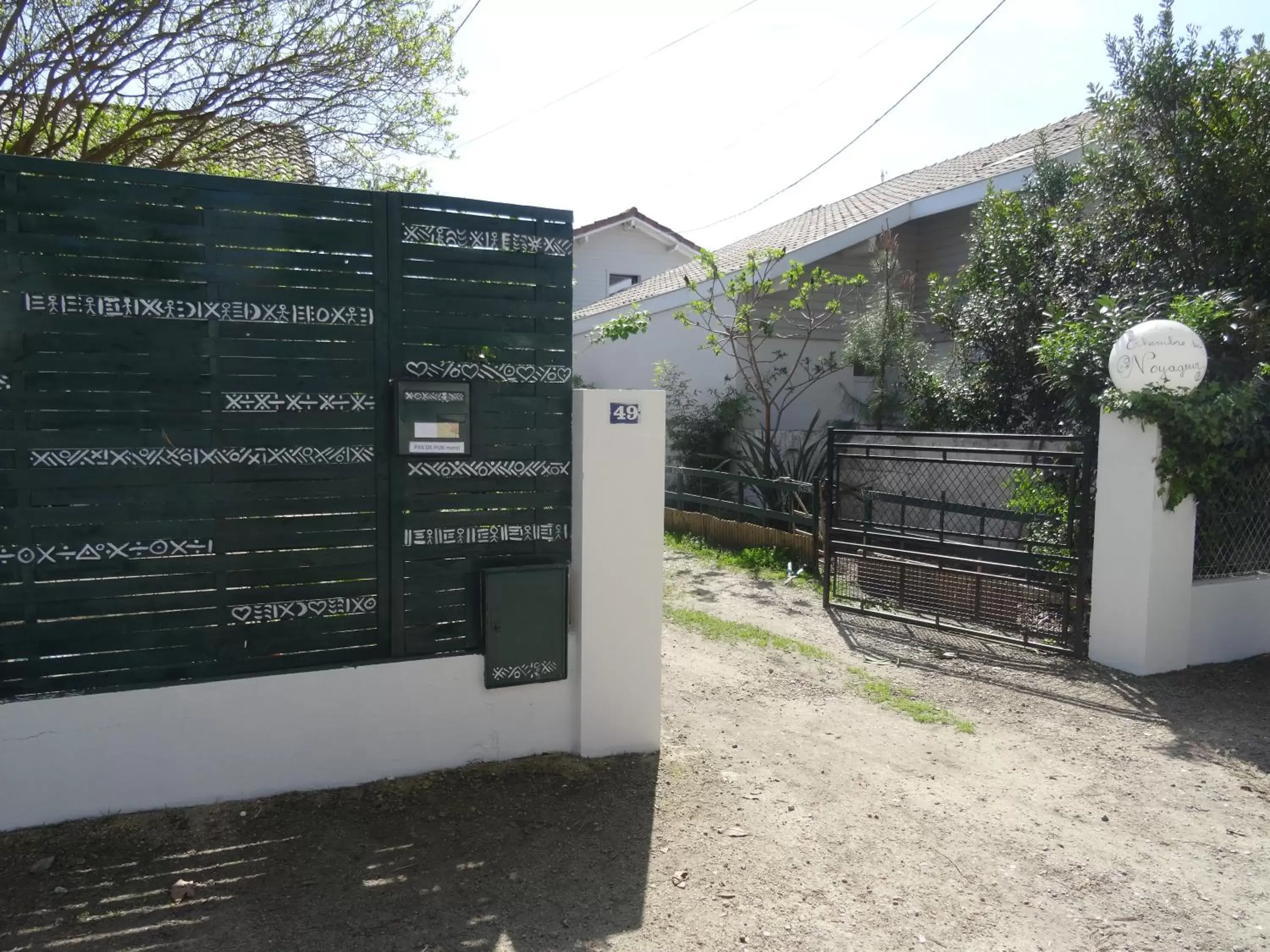 Facade/entrance in La Chambre Du Voyageur