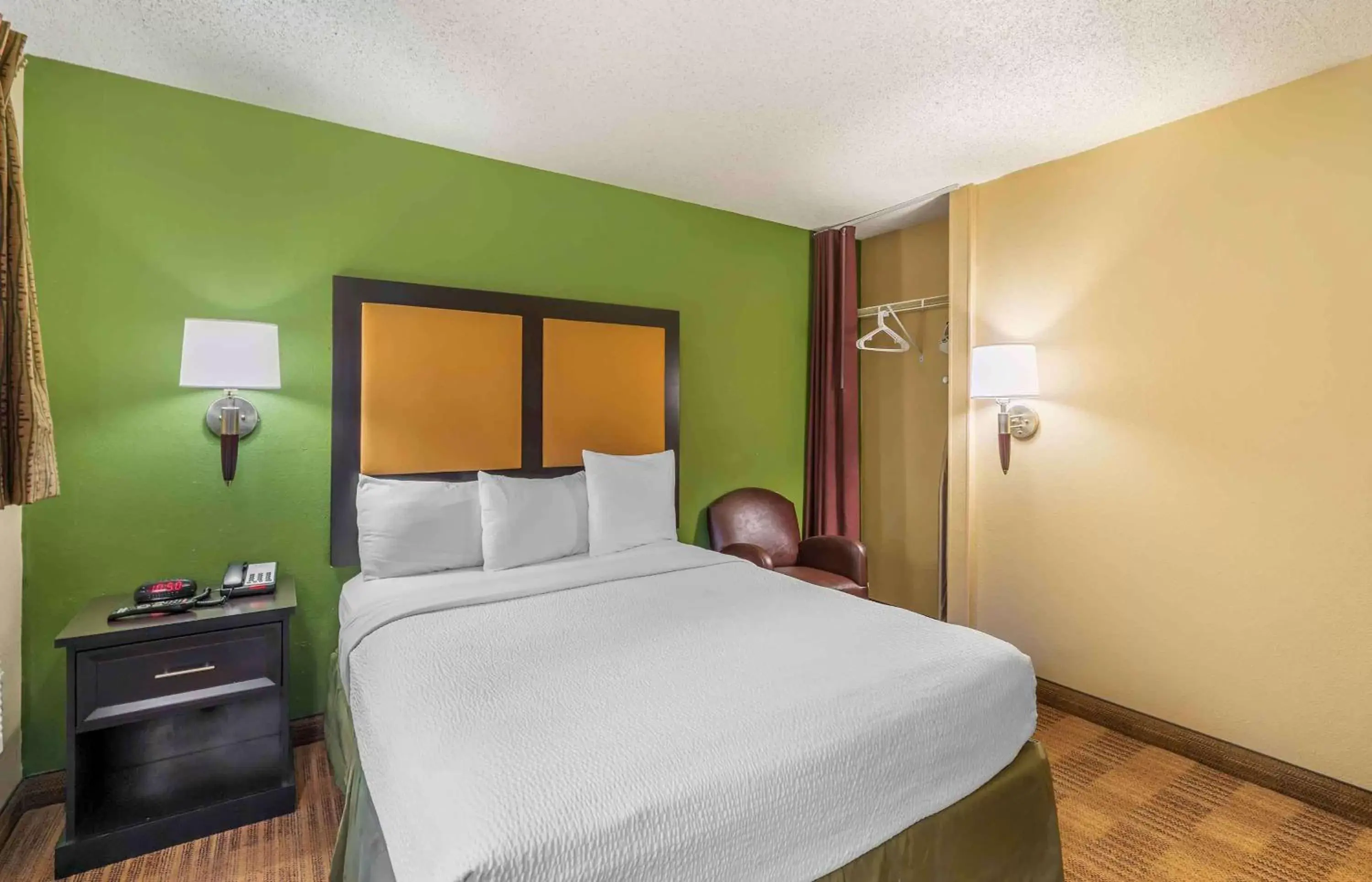 Bedroom, Bed in Extended Stay America Suites - Chesapeake - Churchland Blvd