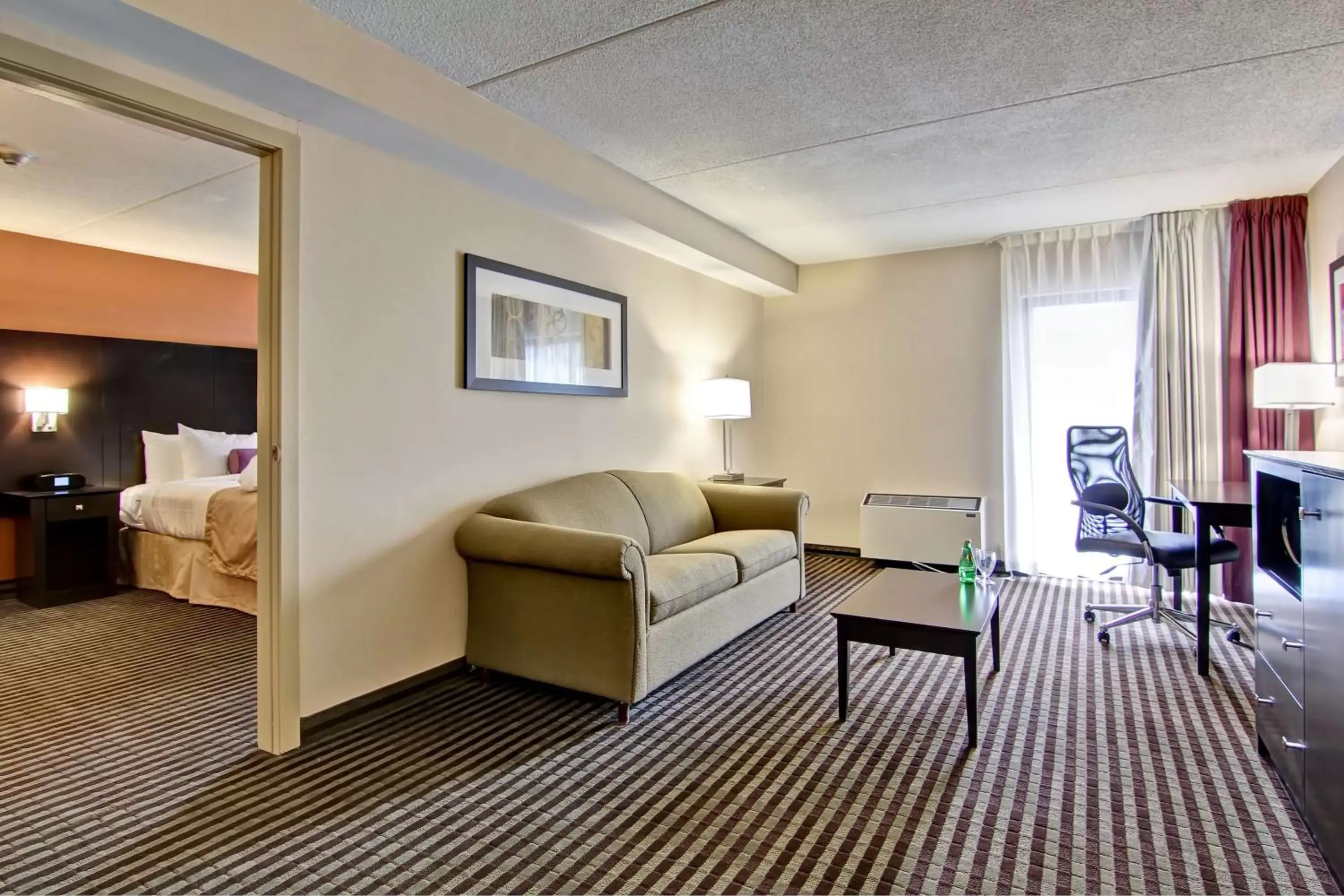Living room, Seating Area in Best Western Plus Toronto North York Hotel & Suites
