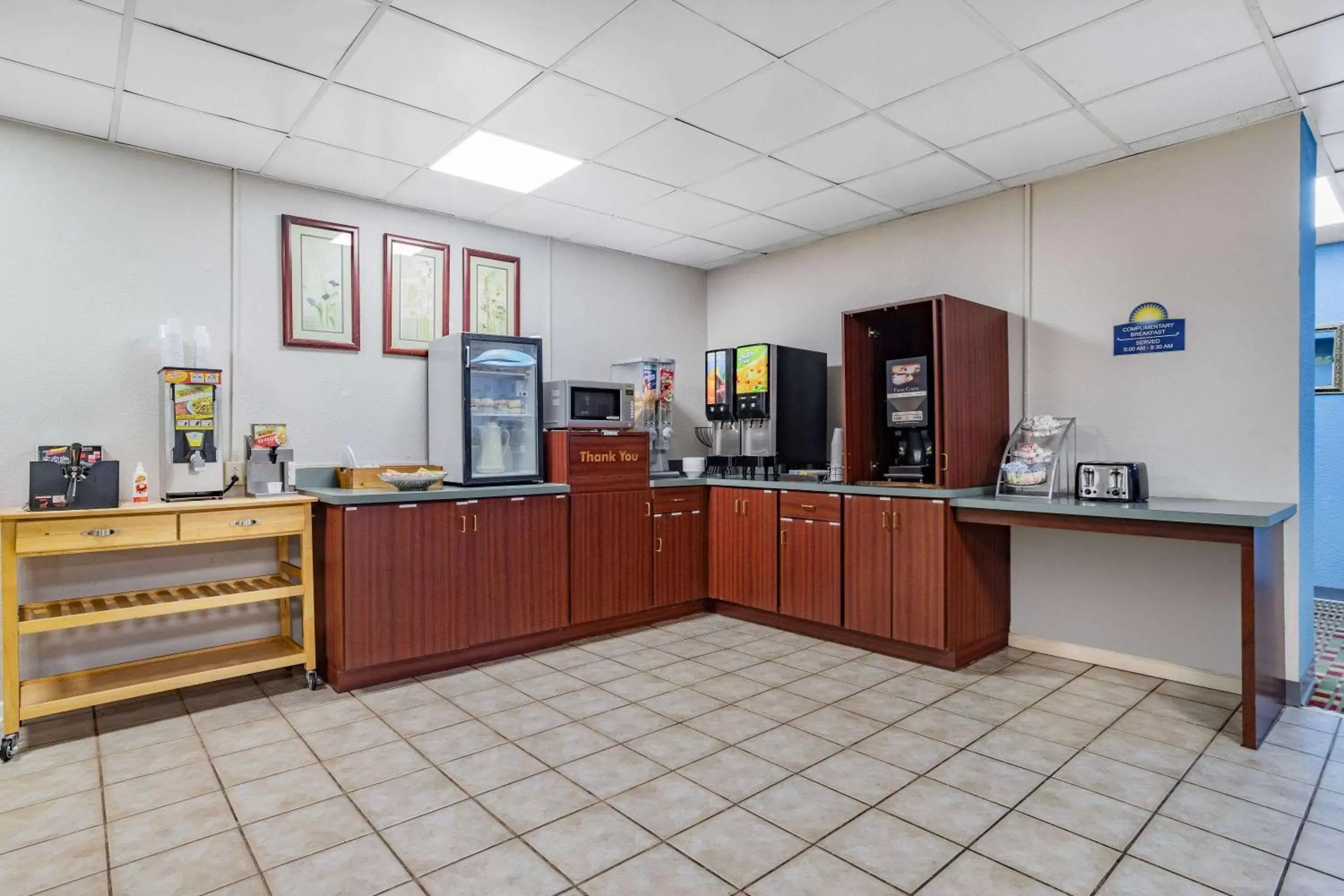 Restaurant/places to eat, Kitchen/Kitchenette in Days Inn by Wyndham Cambridge