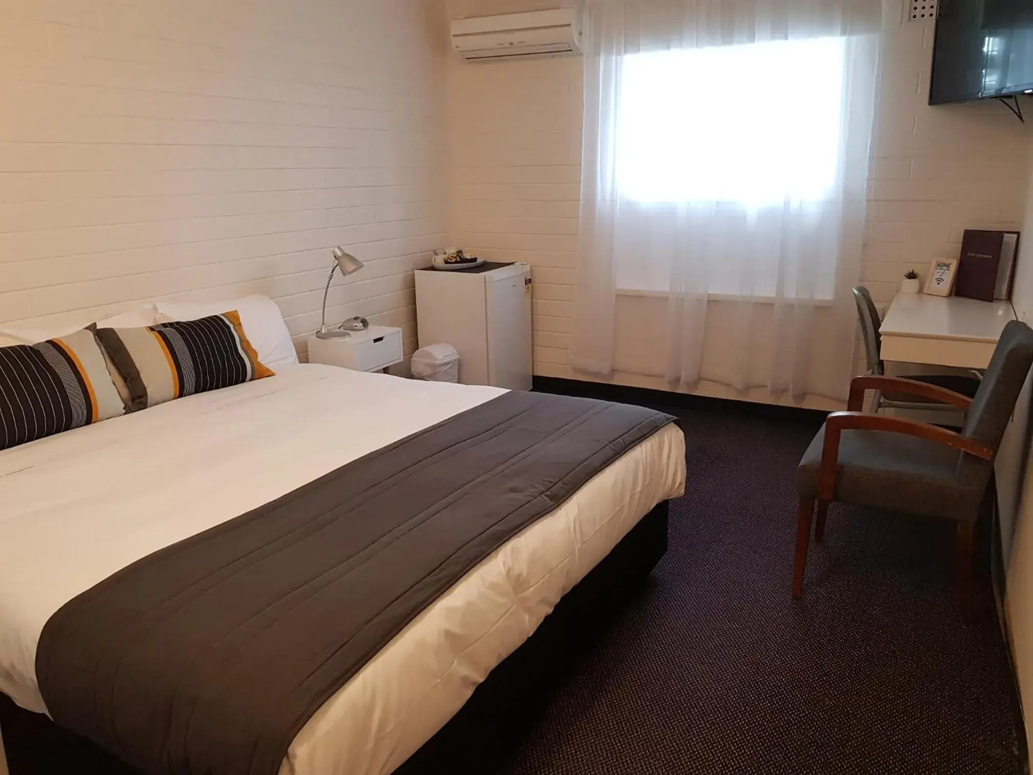 Bed in Morphett Arms Hotel