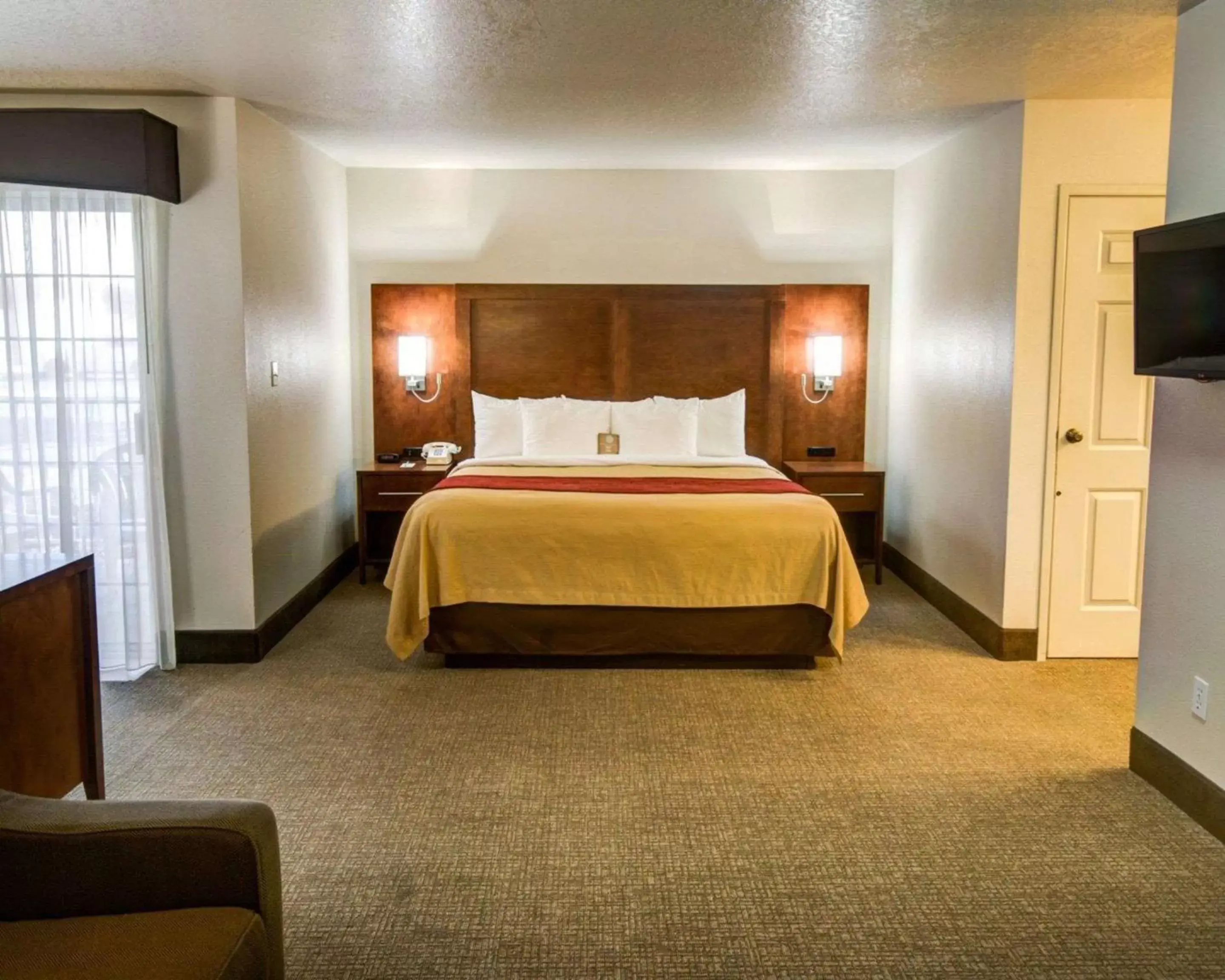 Photo of the whole room, Bed in Comfort Inn Redding