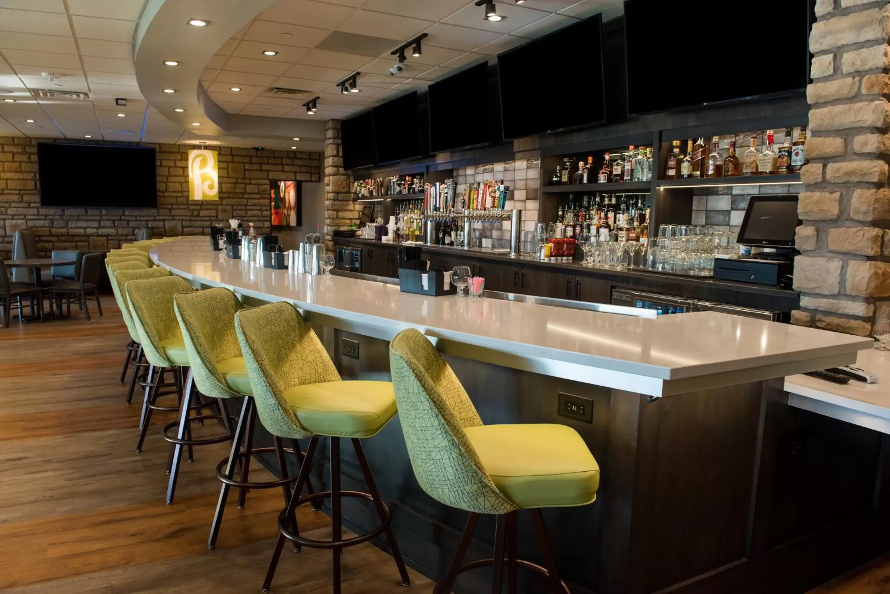 Lounge or bar, Lounge/Bar in Holiday Inn Hotel & Suites Des Moines-Northwest, an IHG Hotel