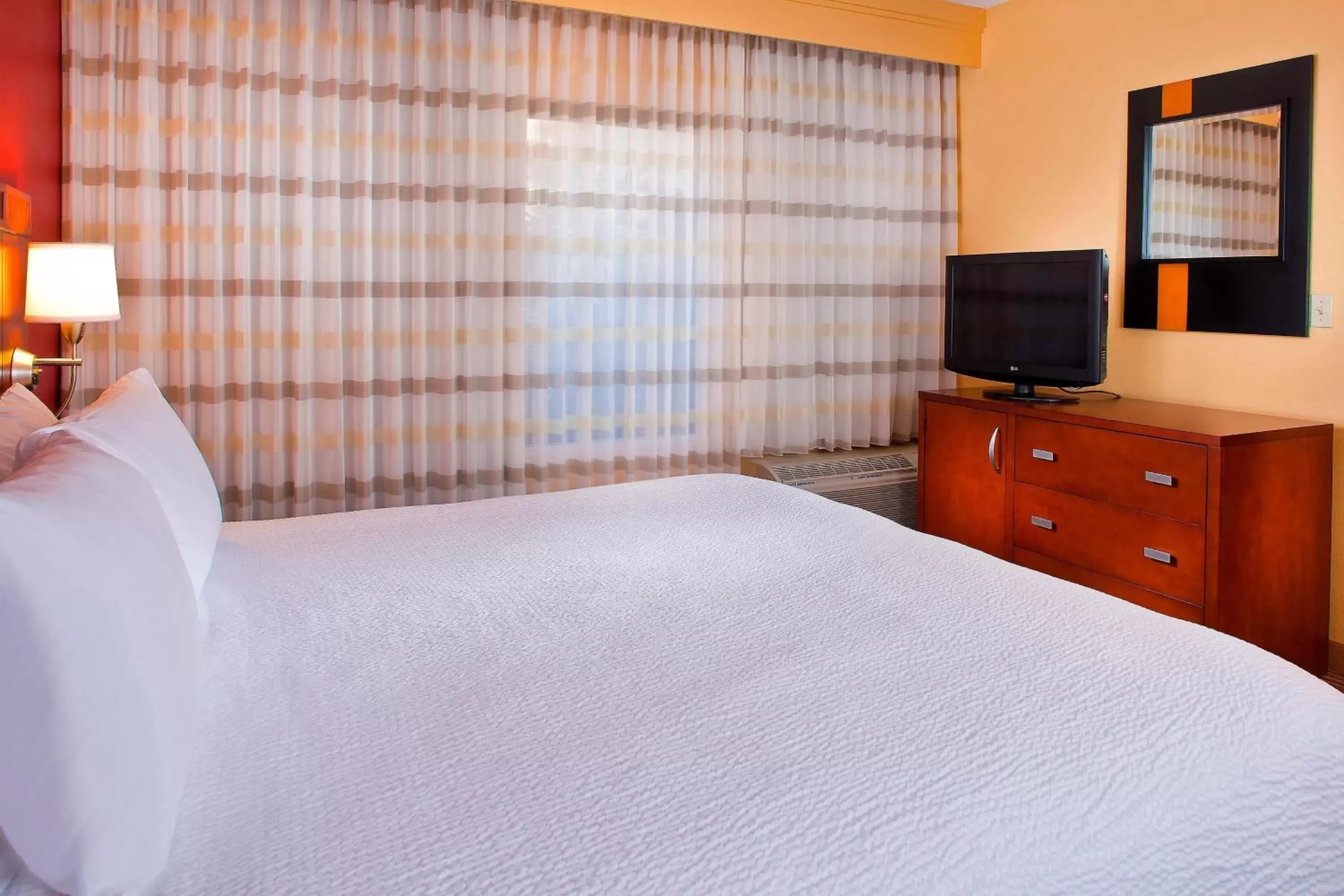 Photo of the whole room, Bed in Courtyard by Marriott Orlando Airport