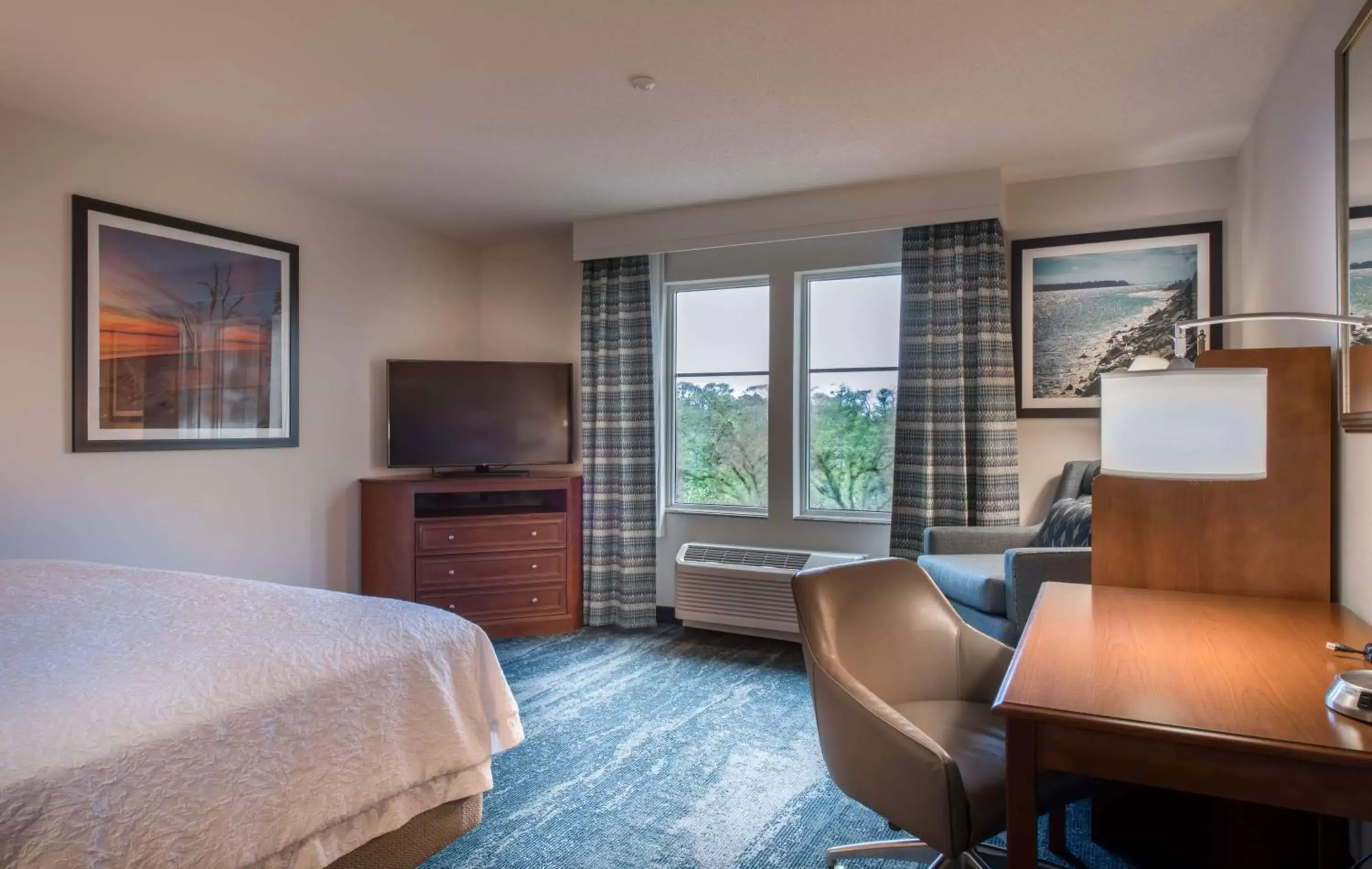 Bedroom, Seating Area in Hampton Inn & Suites Jekyll Island