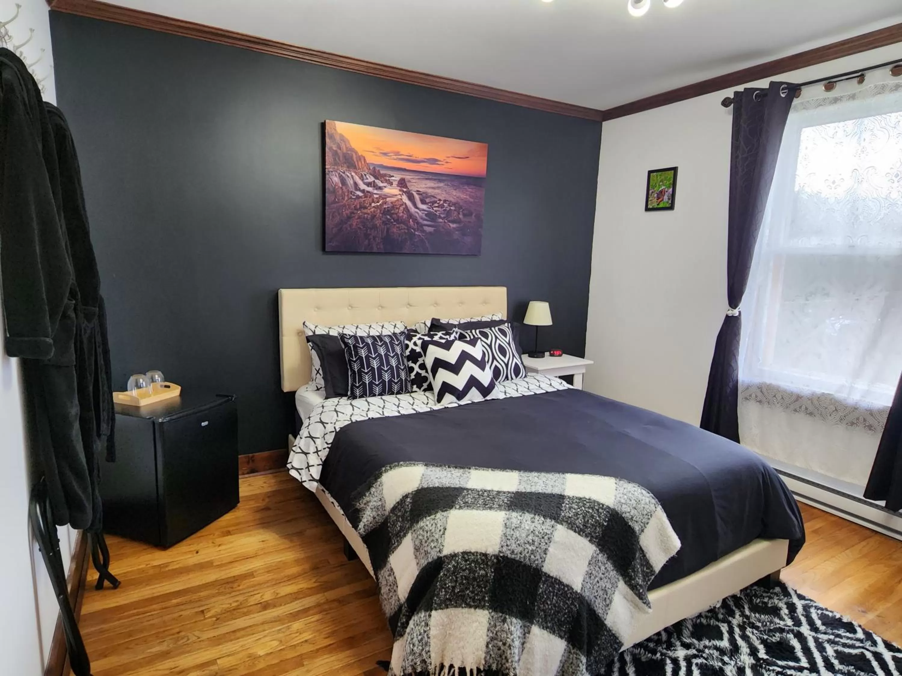 Photo of the whole room, Bed in The Harbourside Inn & Cafe