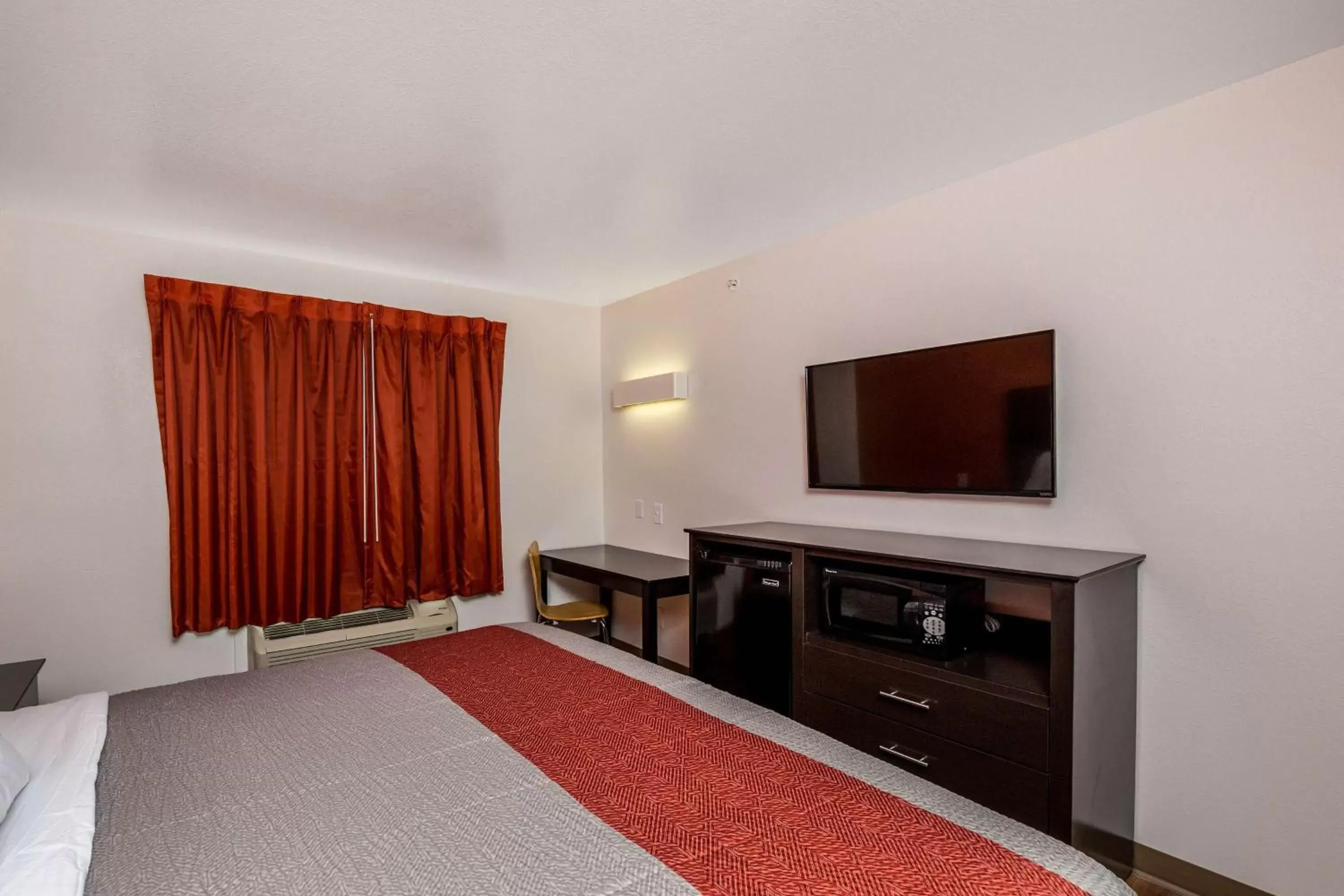 TV and multimedia, TV/Entertainment Center in Motel 6 Peoria