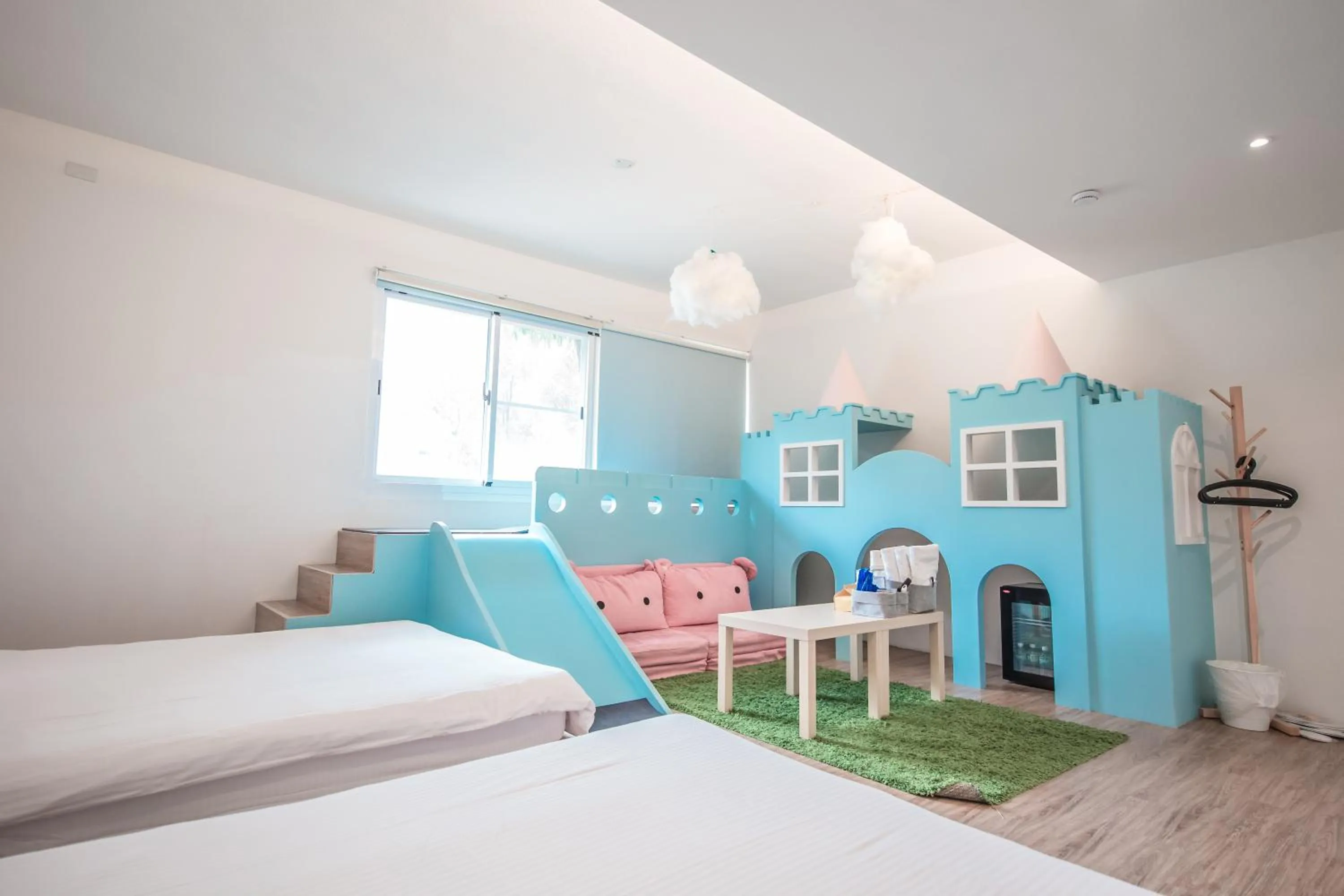 Photo of the whole room, Bed in Urban