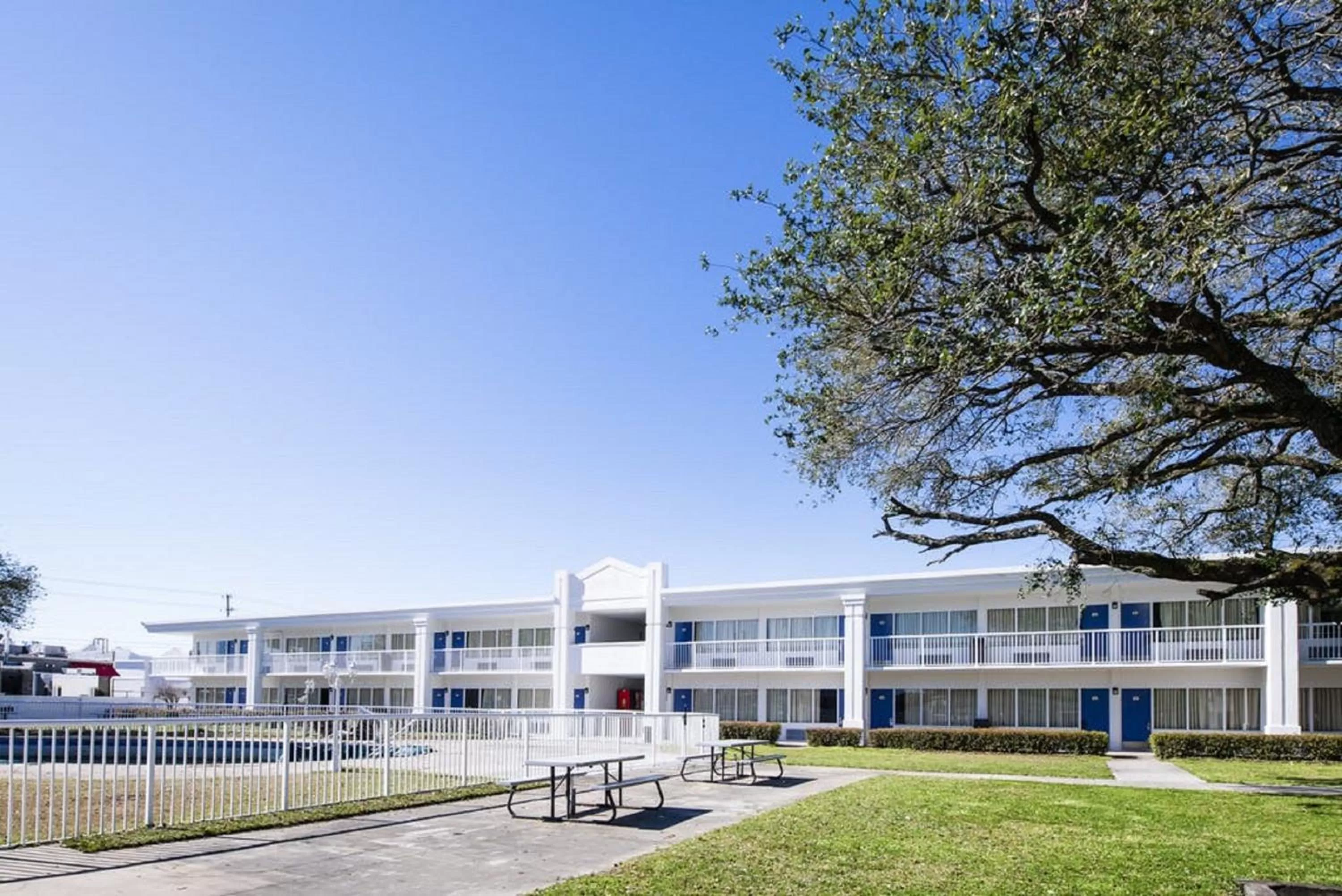 Property building in Motel 6-Jacksonville, NC