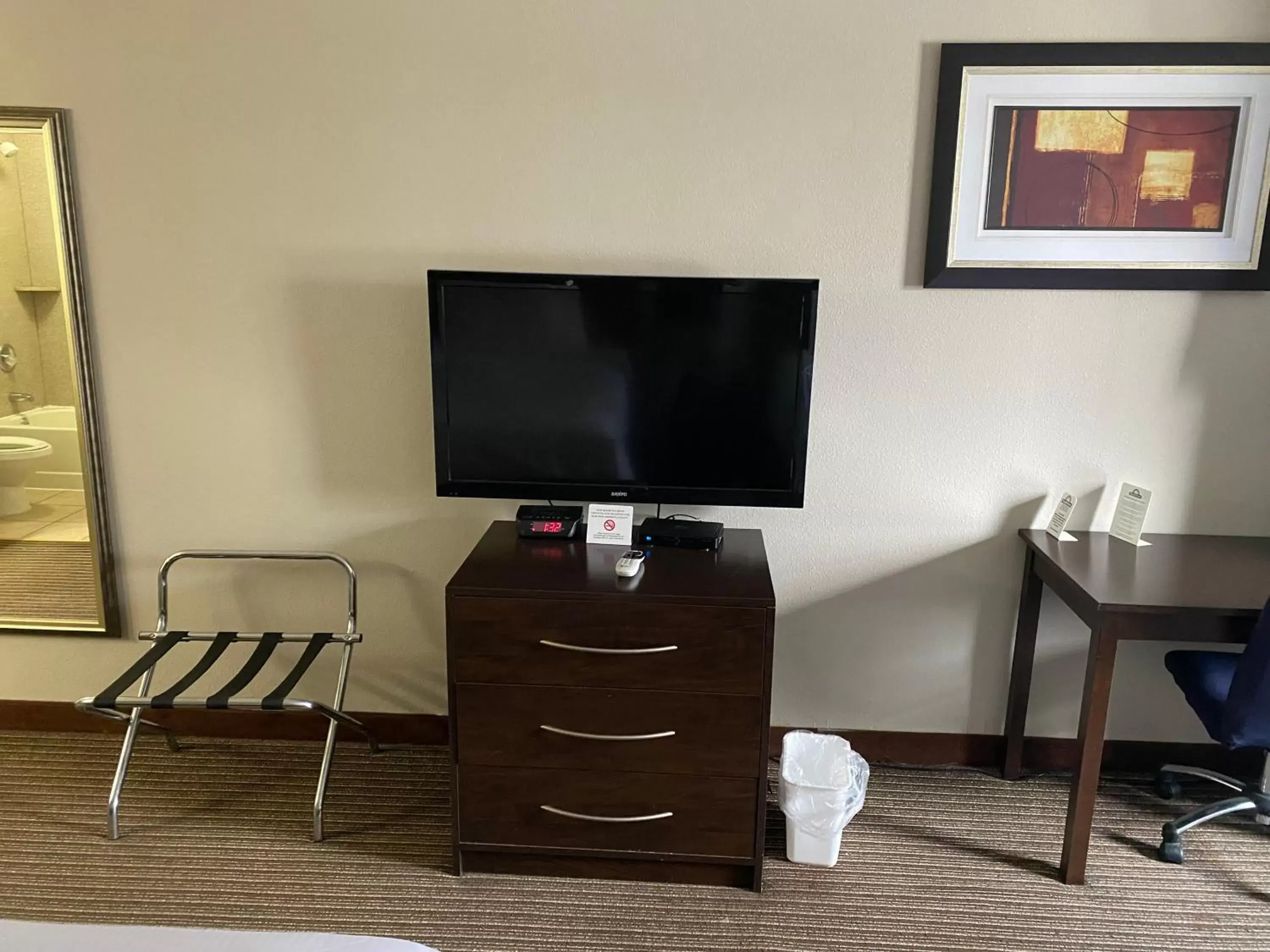 TV and multimedia, TV/Entertainment Center in Days Inn by Wyndham Perryville
