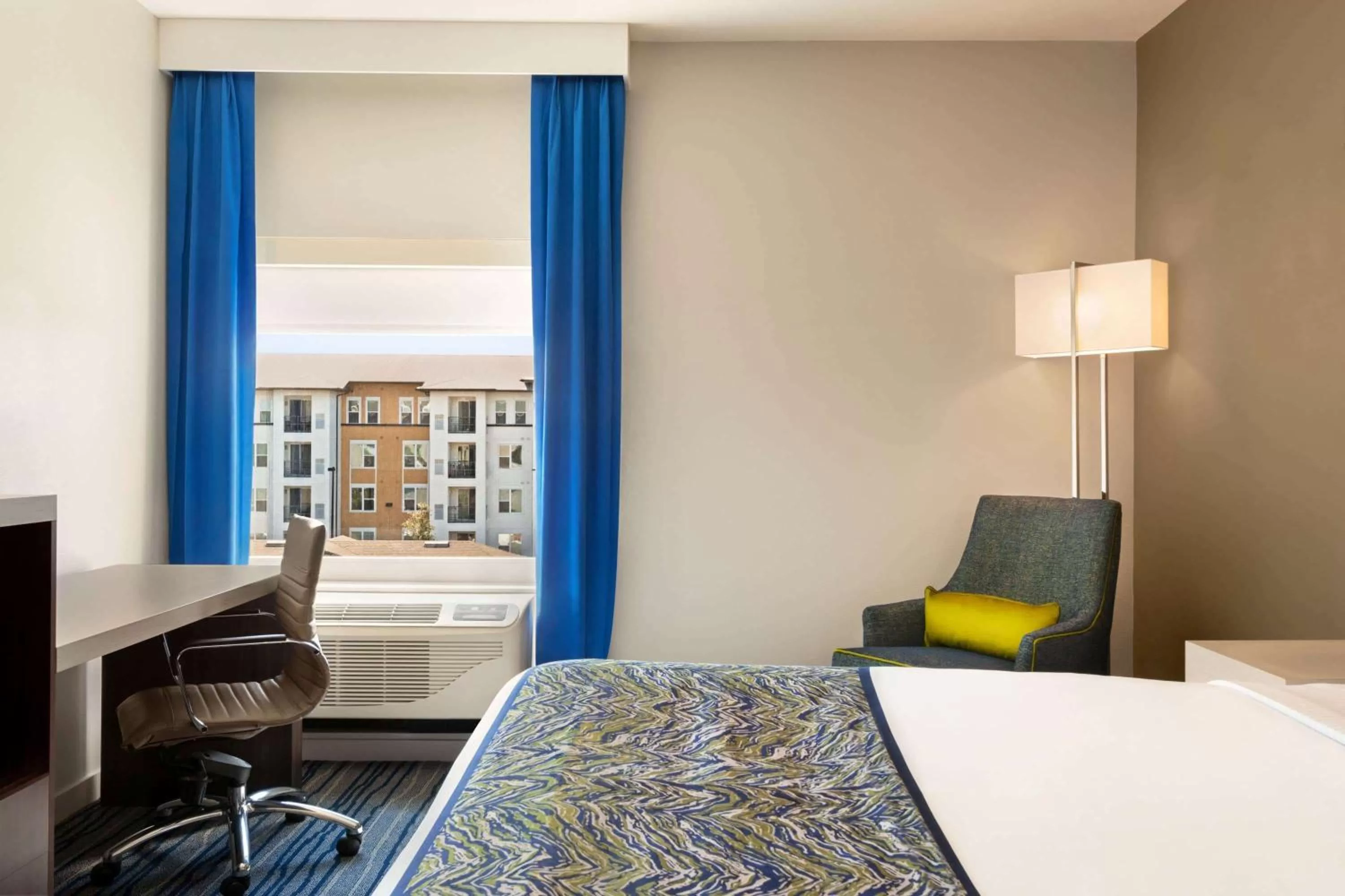 Photo of the whole room, Bed in La Quinta Inn & Suites by Wyndham Orlando I-Drive Theme Parks