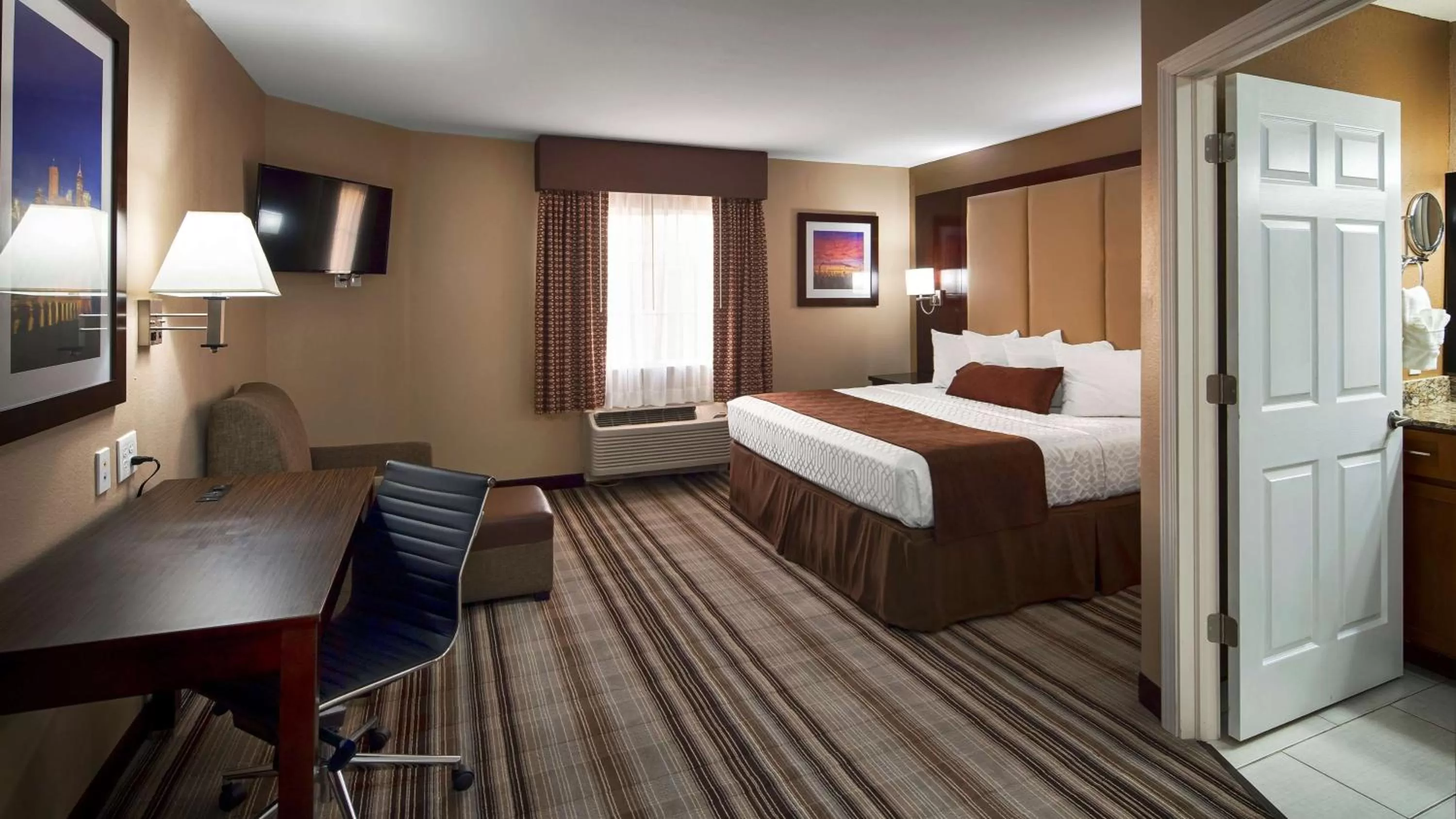 Photo of the whole room, Bed in Best Western Plus Crawfordsville Hotel