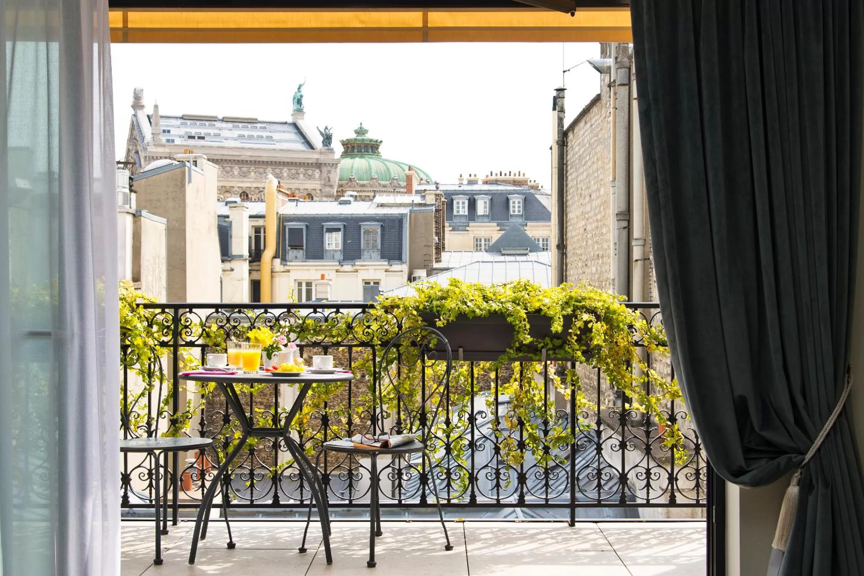 Patio in Hôtel Saint-Pétersbourg Opéra & Spa