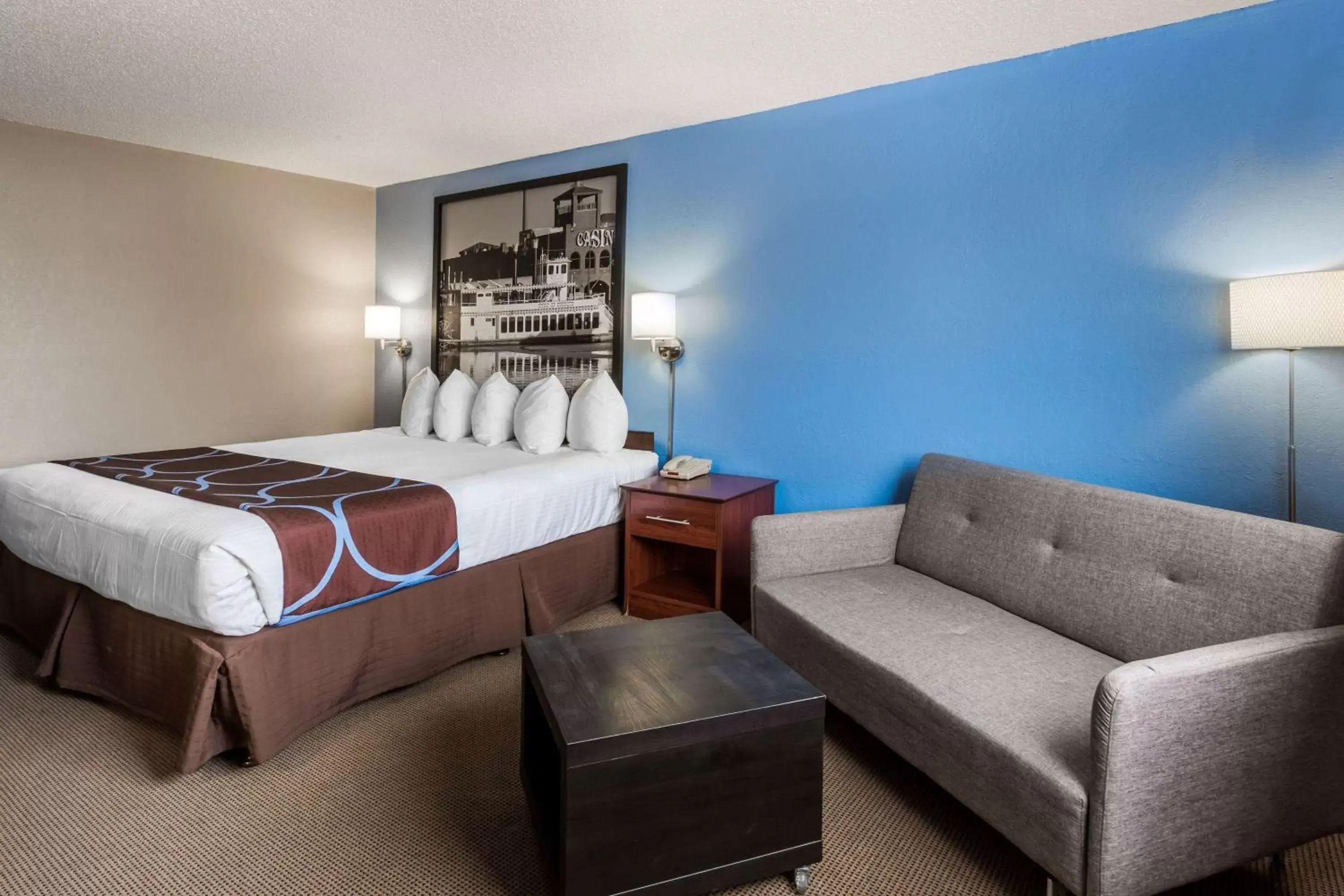 Photo of the whole room, Bed in Super 8 by Wyndham Dubuque