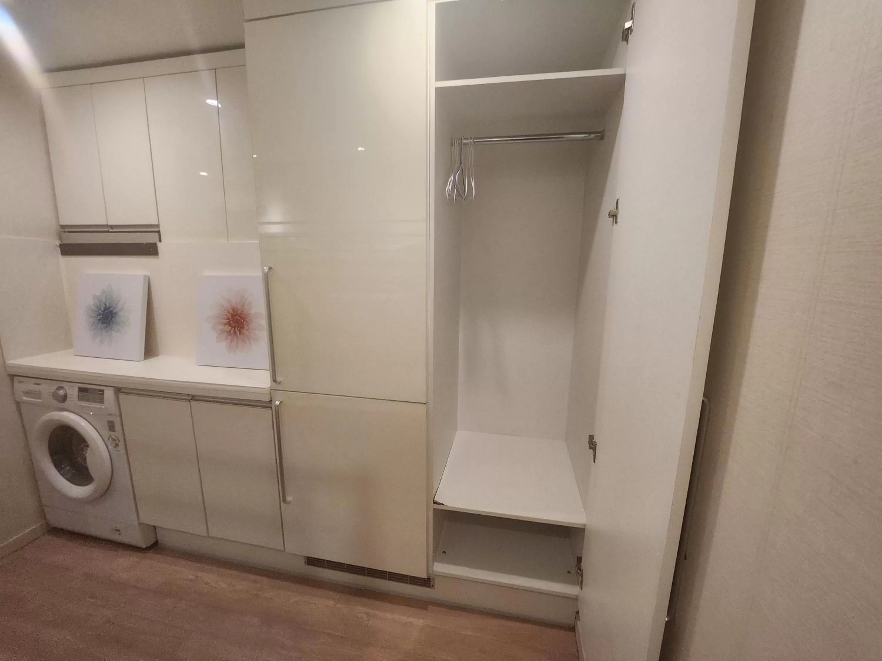 wardrobe, Bathroom in Olive hostel R(Residence)