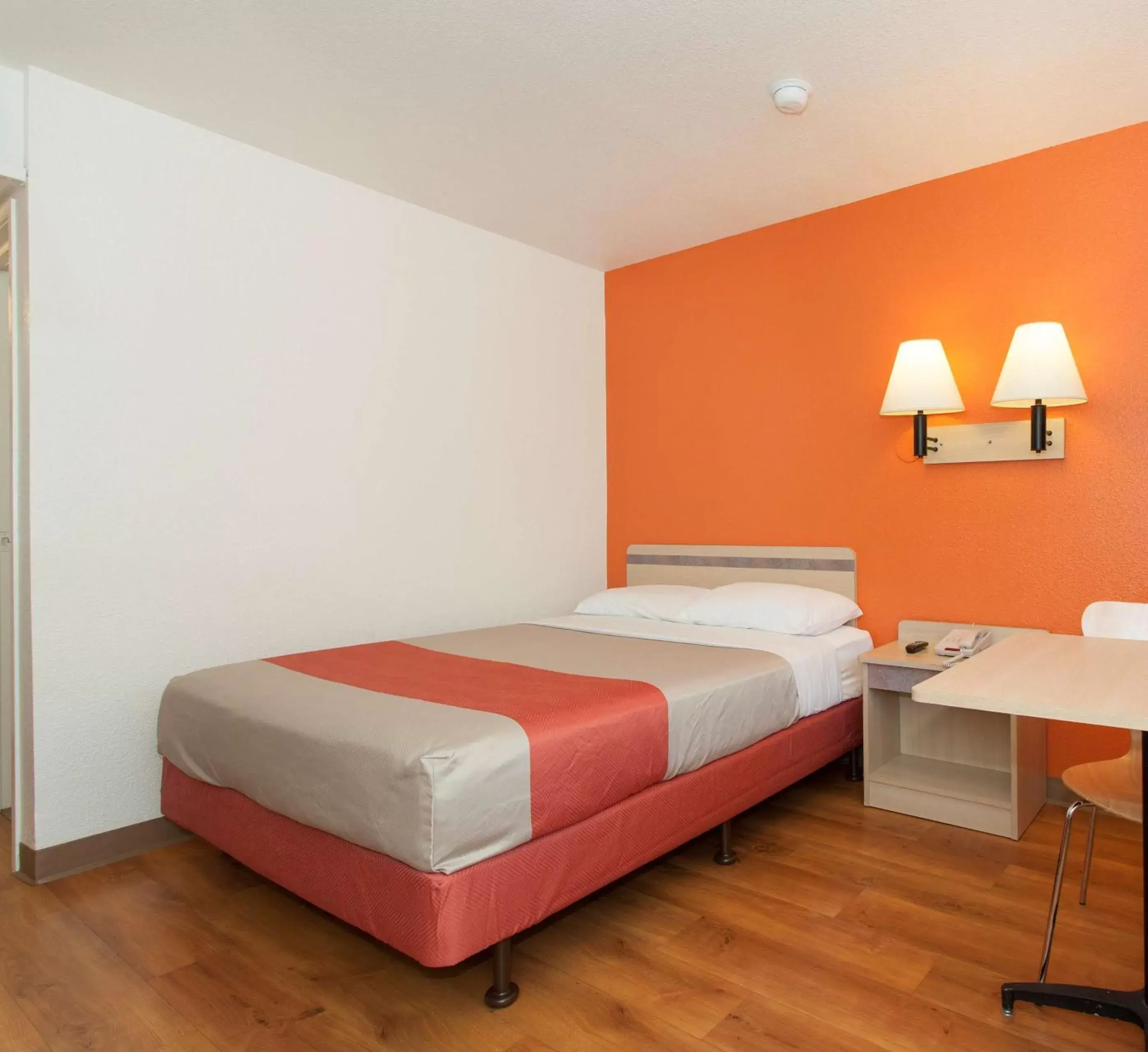 Deluxe Queen Room in Motel 6 Davis-Near UC Davis Deluxe Queen Room in Motel 6 Davis-Near UC Davis