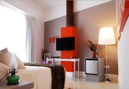 Bed, TV/Entertainment Center in Los Muelles Boutique Hotel