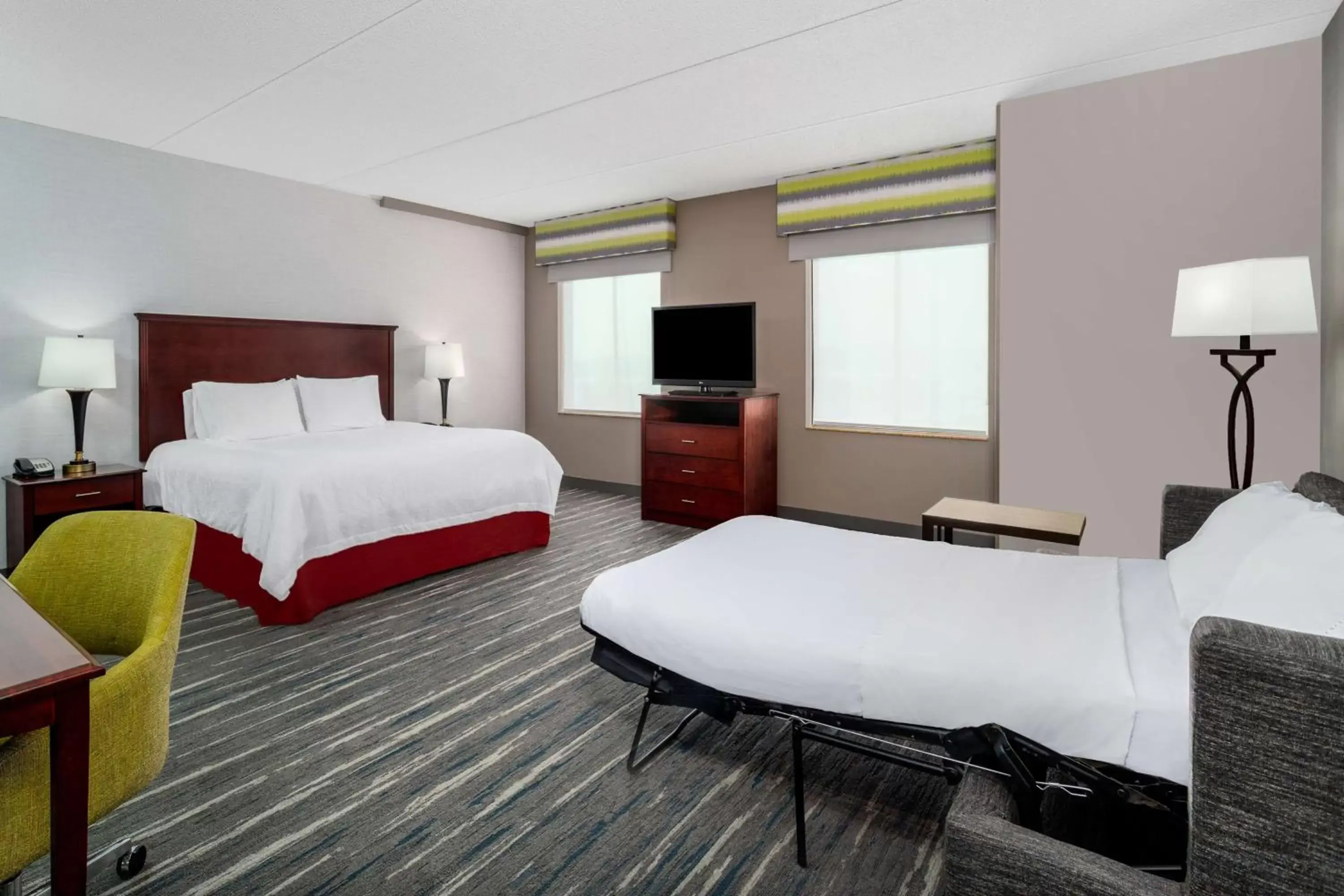 Living room, Bed in Hampton Inn & Suites Minneapolis St. Paul Airport - Mall of America