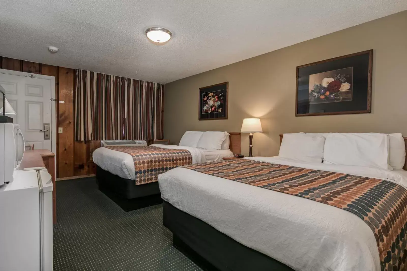Photo of the whole room, Bed in Courtesy Inn Downtown Eugene Photo of the whole room, Bed in Courtesy Inn Downtown Eugene