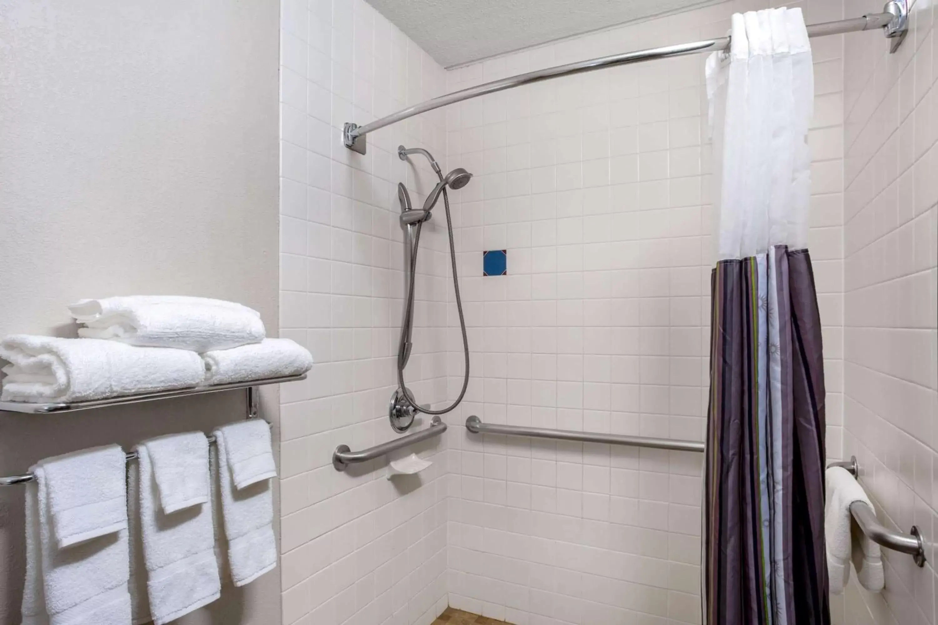 Shower, Bathroom in La Quinta Inn by Wyndham Binghamton - Johnson City