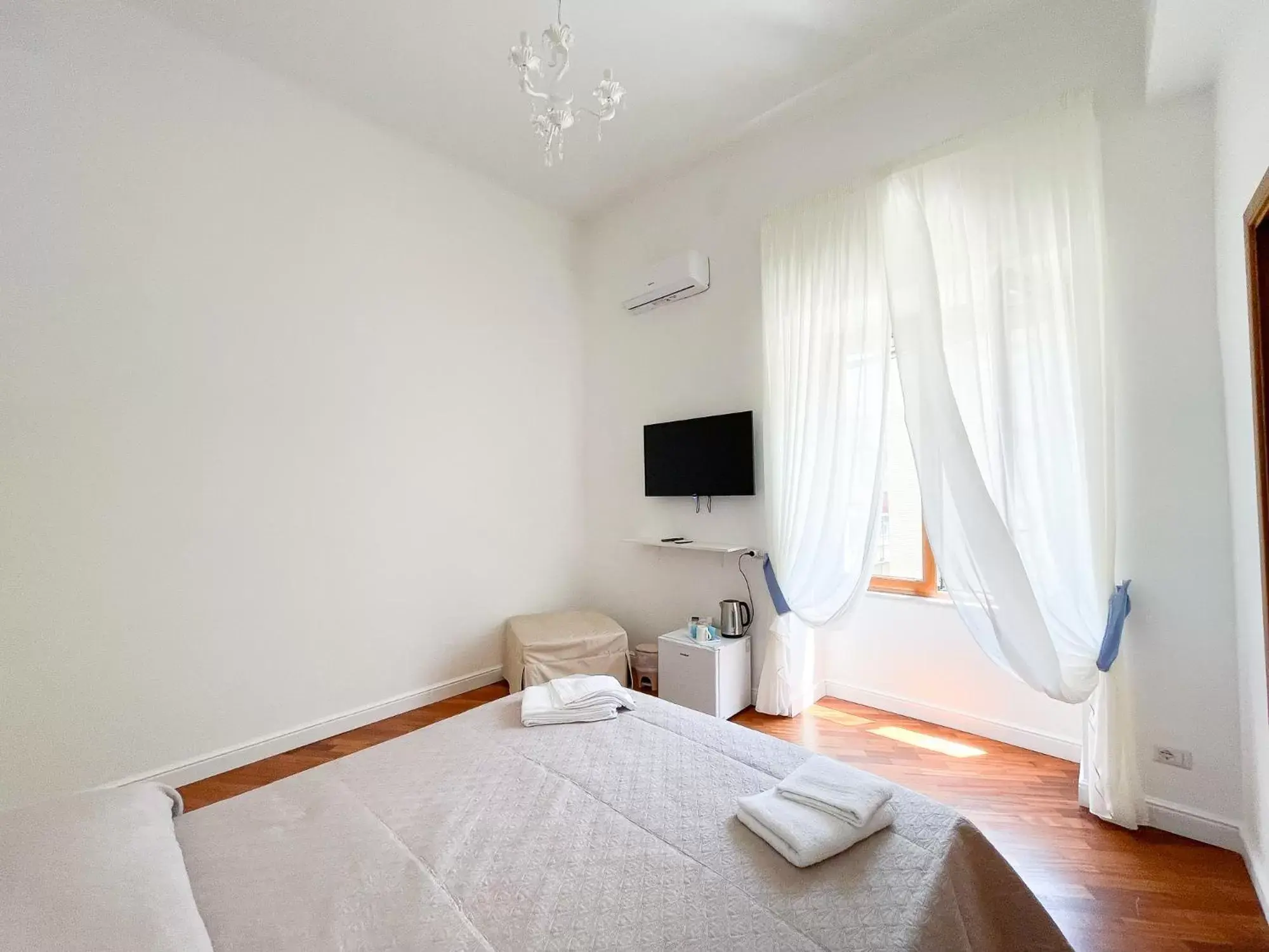 Communal lounge/ TV room, Bed in B&B La Canzonetta