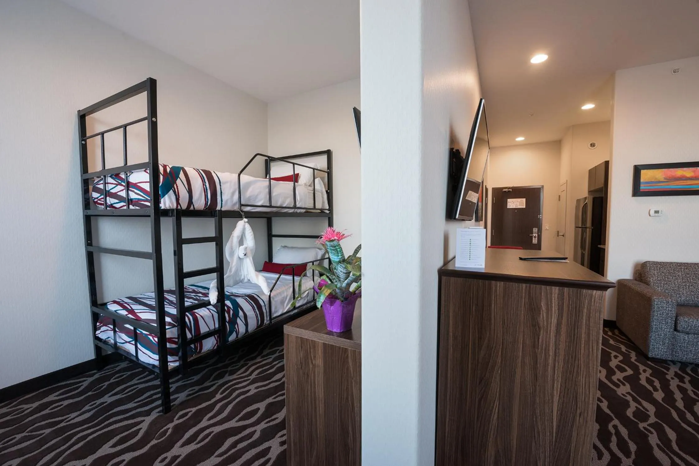 Photo of the whole room, Bed in Encore Suites by Service Plus Inns