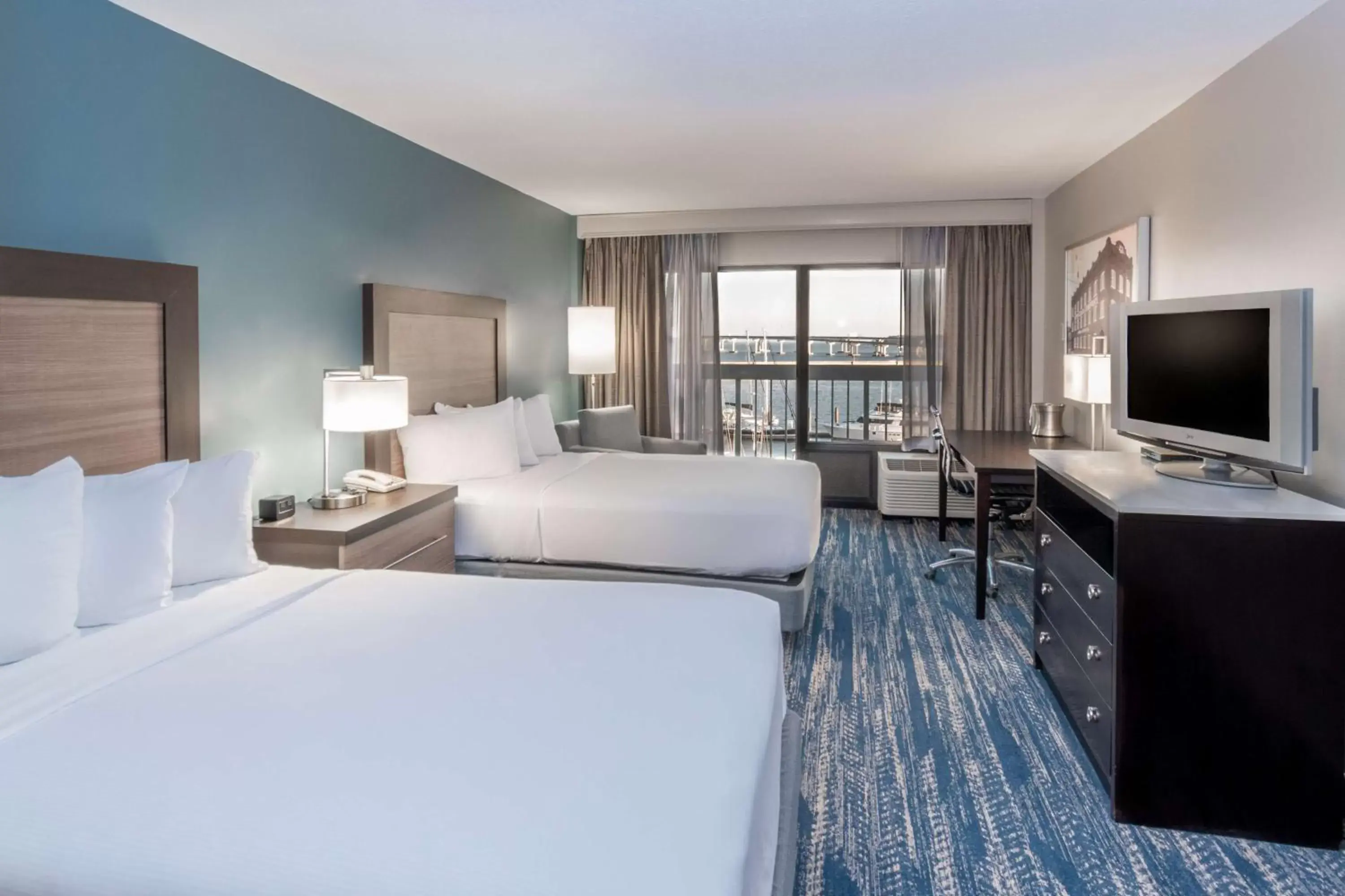 Bedroom, TV/Entertainment Center in DoubleTree by Hilton New Bern - Riverfront
