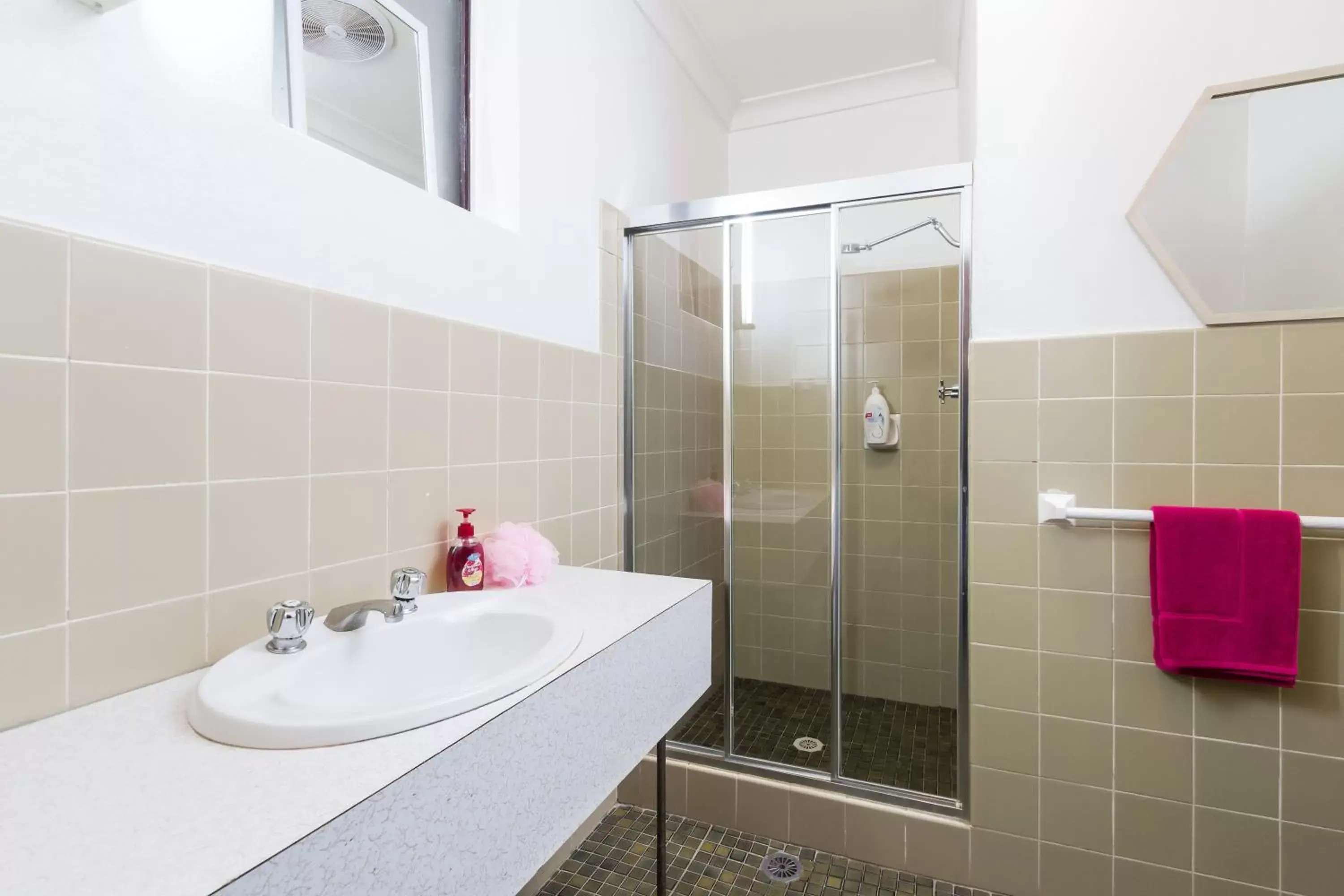 Shower, Bathroom in Archibald Hotel