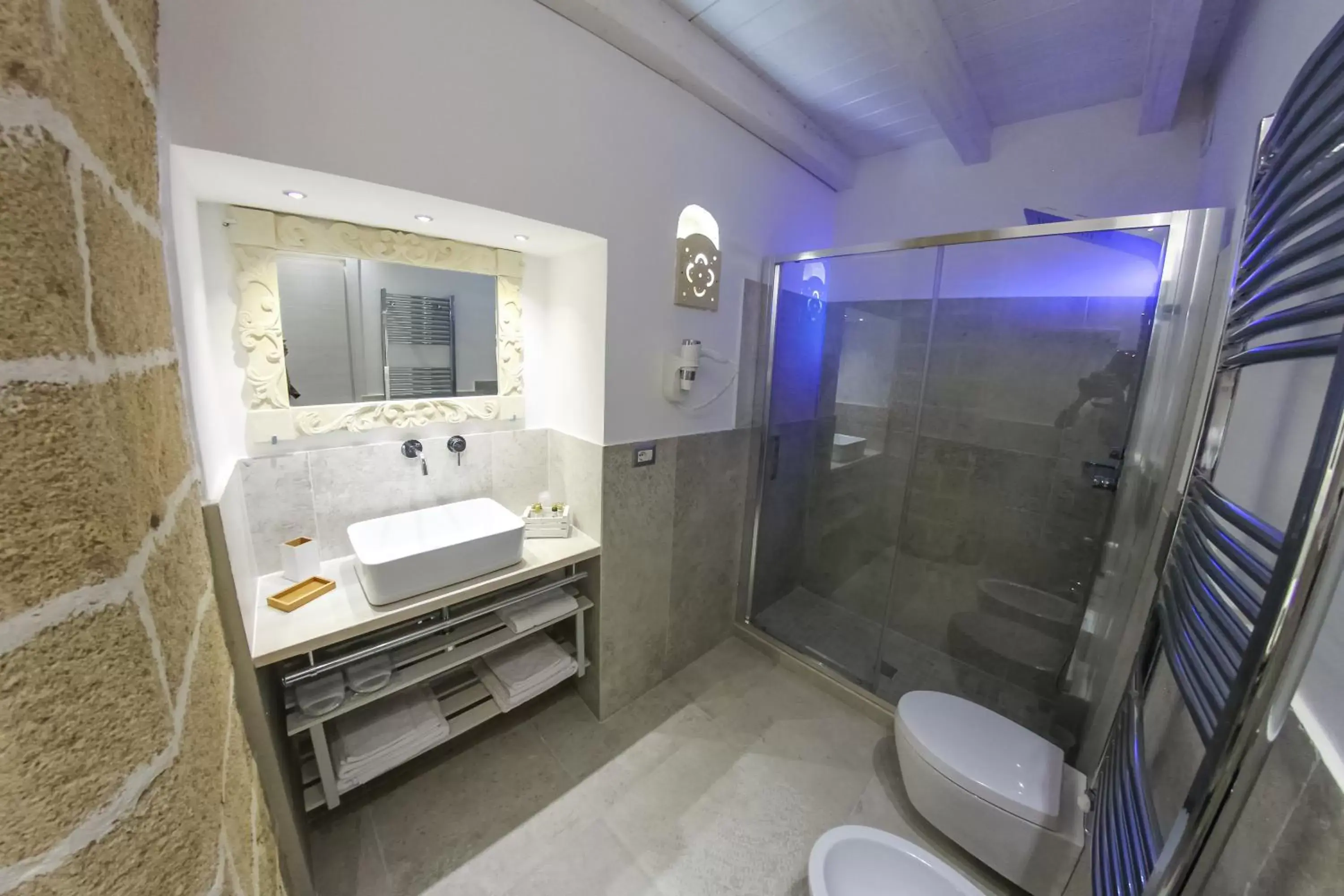 Shower, Bathroom in Clara Domus