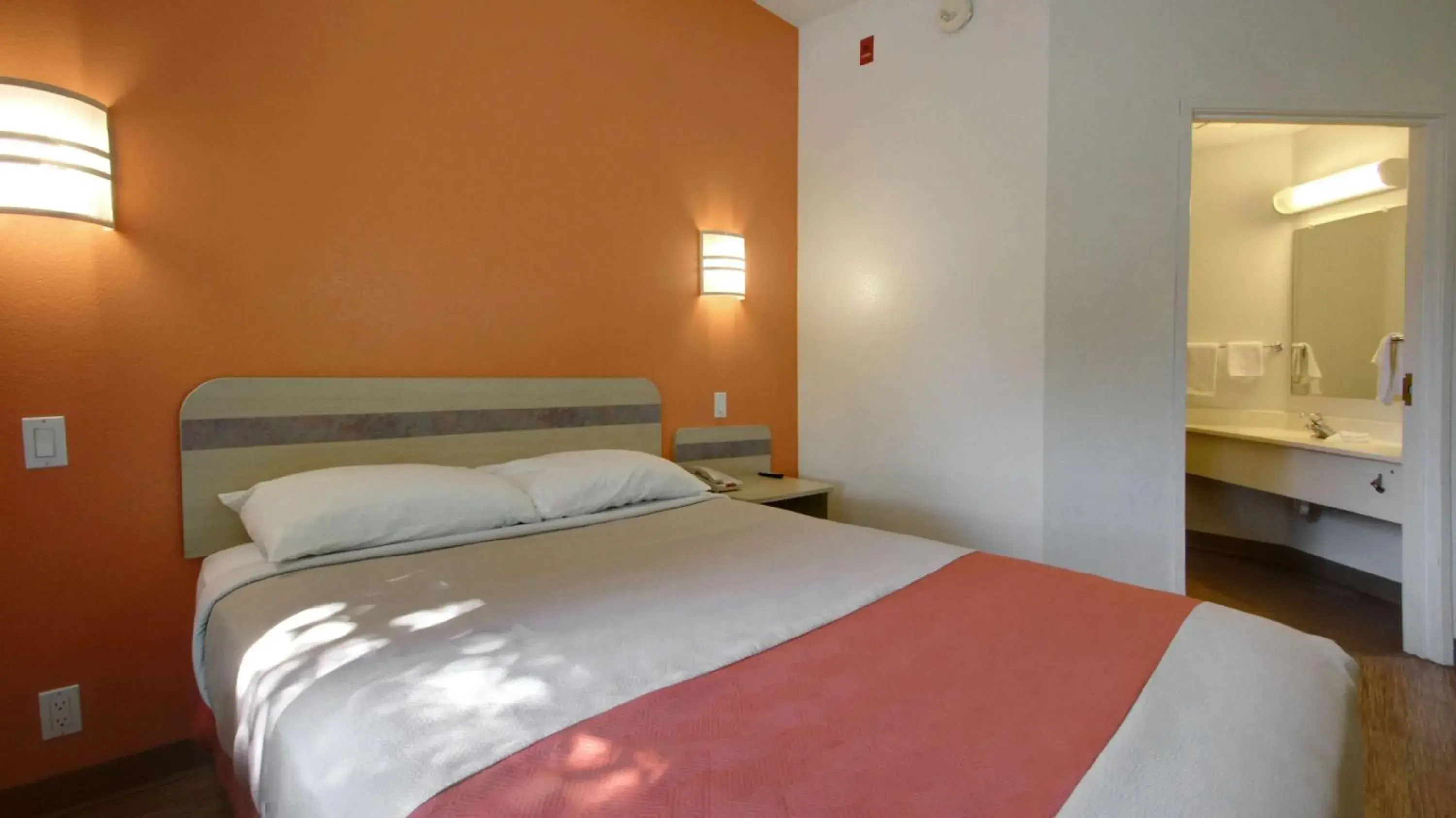 Bedroom, Bed in Motel 6 Lehi, UT - Thanksgiving Point