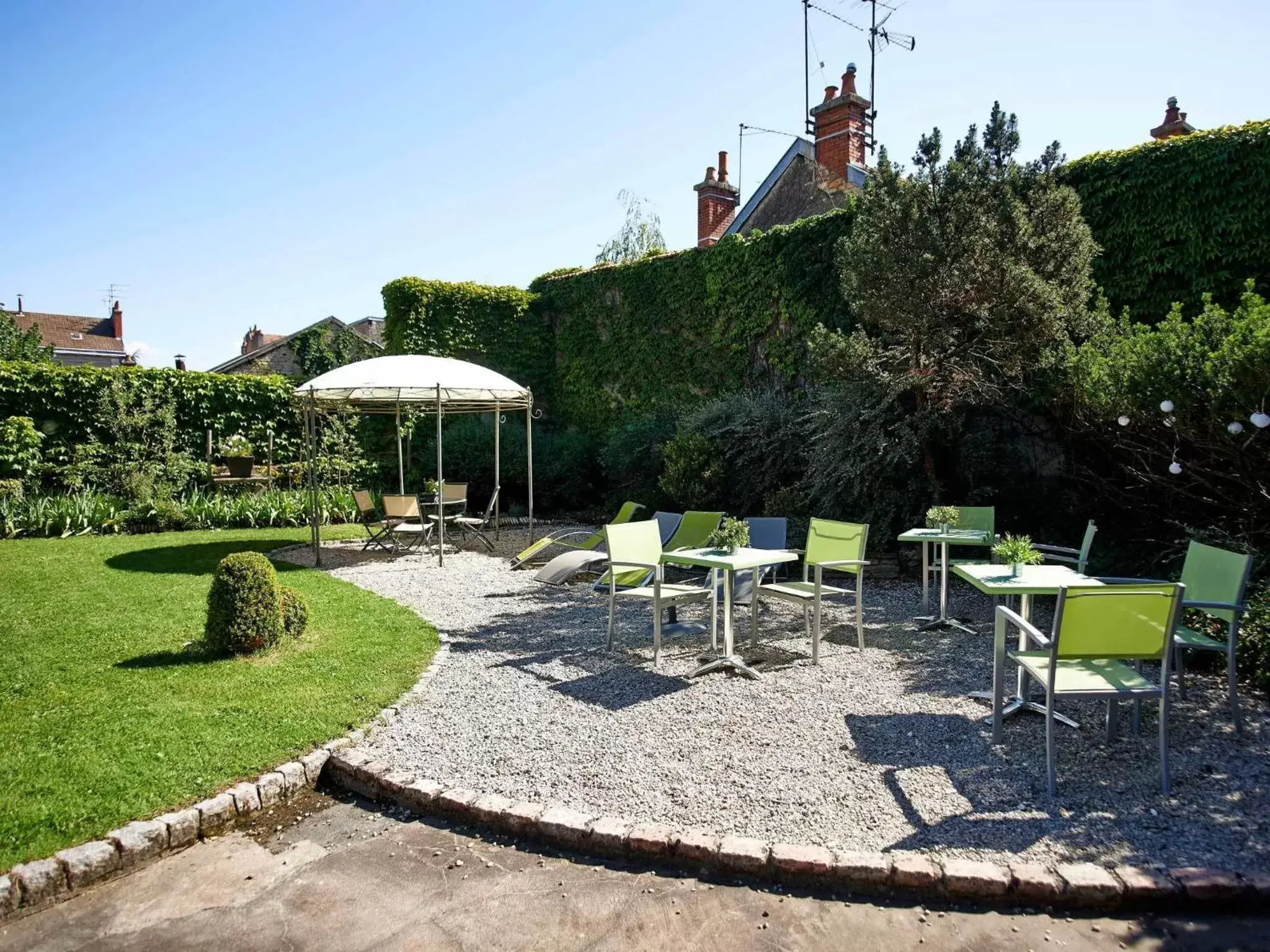 Garden, Swimming Pool in L'aparthoteL LhL