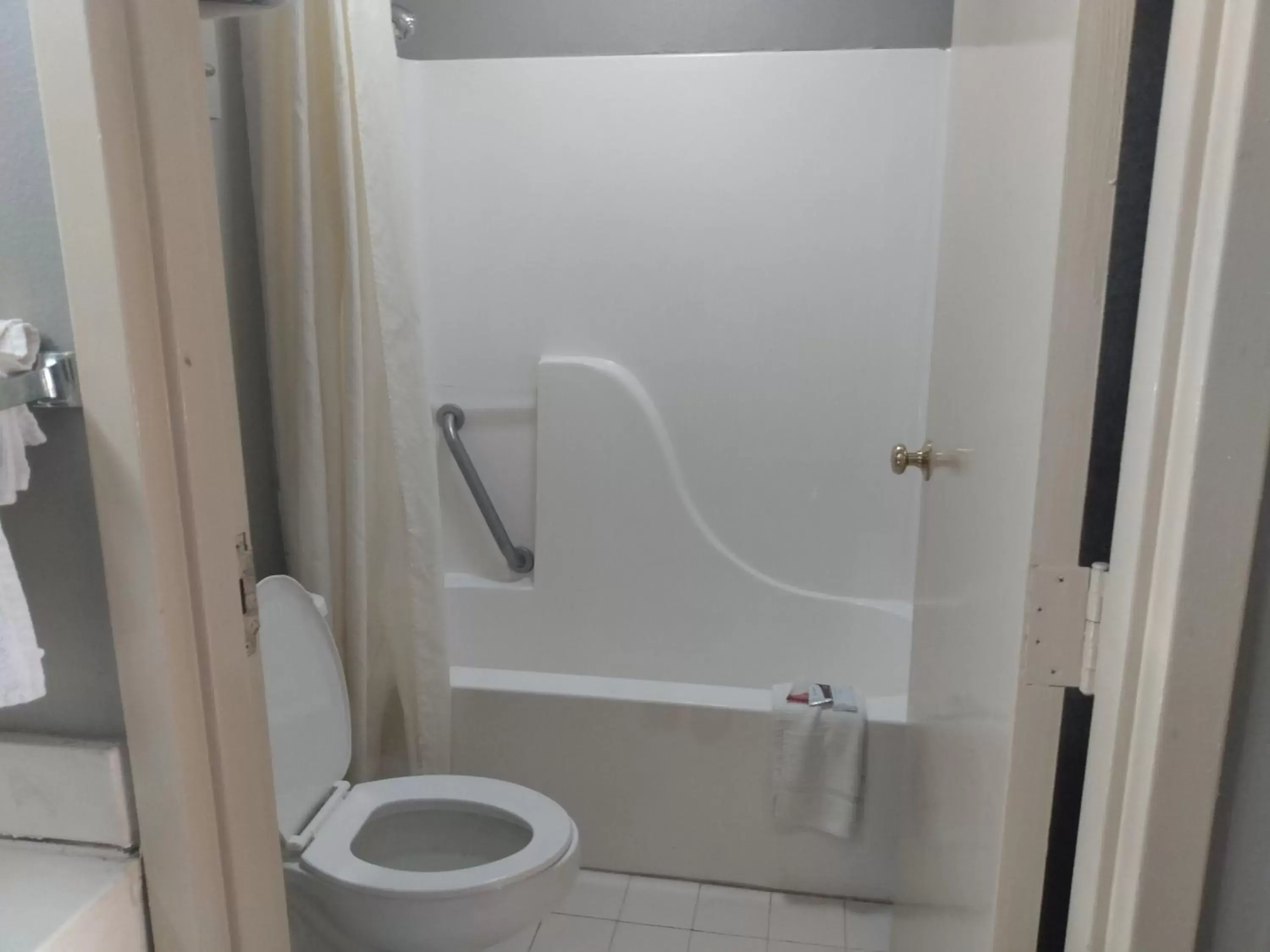 Bathroom in America's Best Value Inn Clarksdale