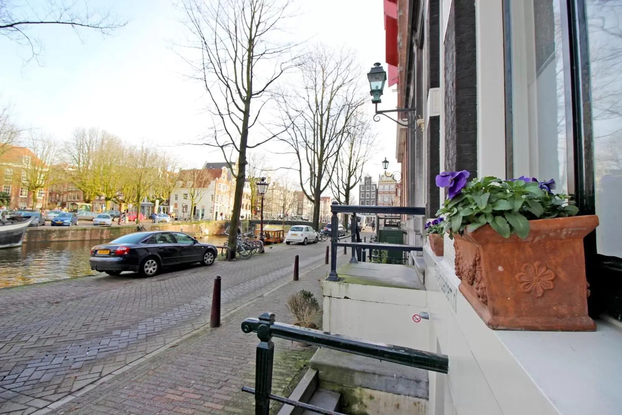 Street view in Cozy Jordaan canalhouse near Anne Frank House