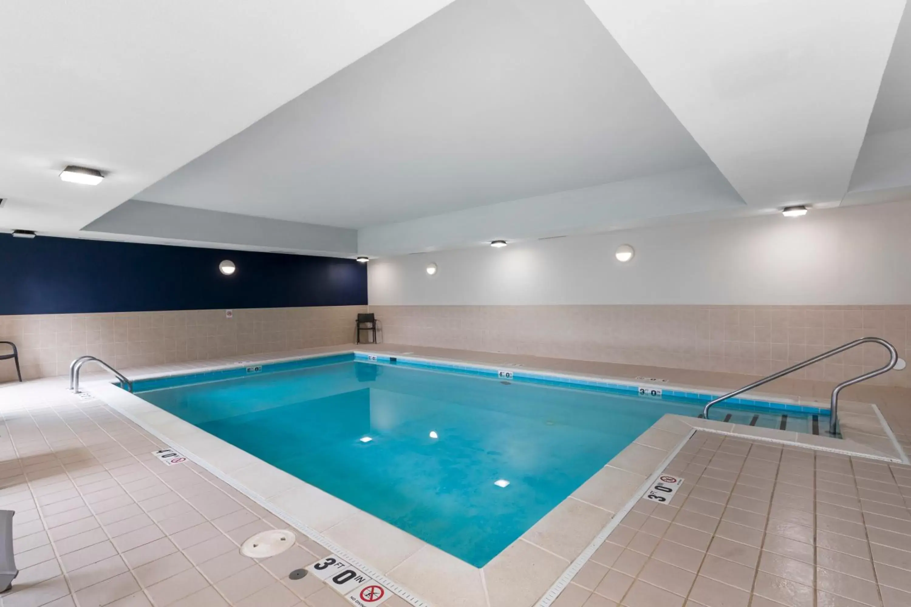 Swimming Pool in Comfort Inn & Suites Hampton near Coliseum