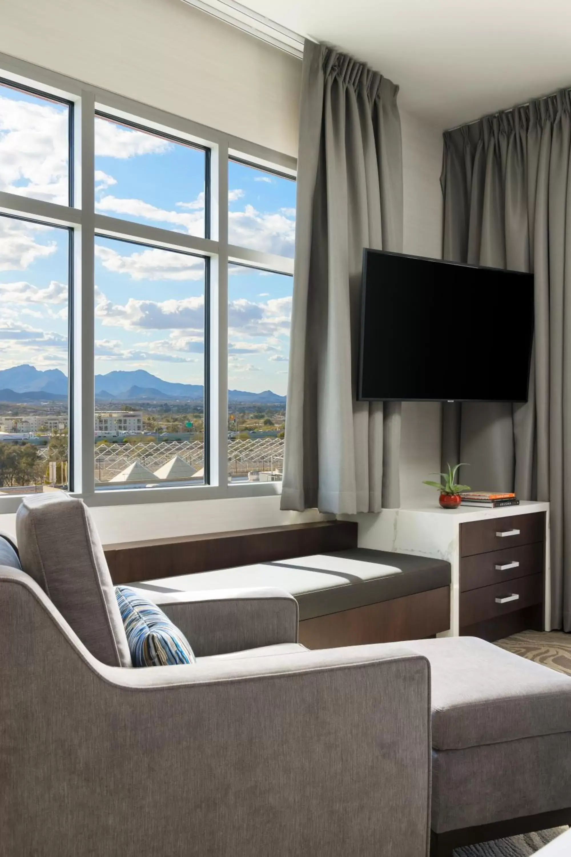 Bedroom, Mountain View in Doubletree By Hilton Tucson Downtown Convention Center