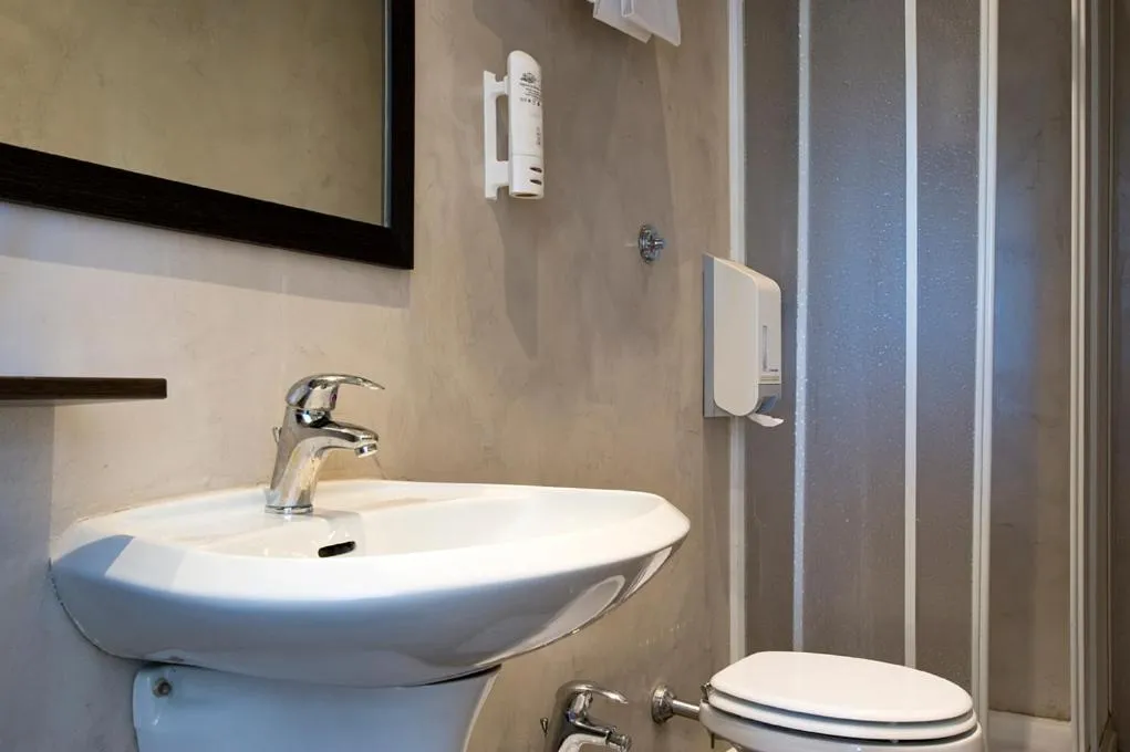 Bathroom in Dipendenza Hotel Bellavista