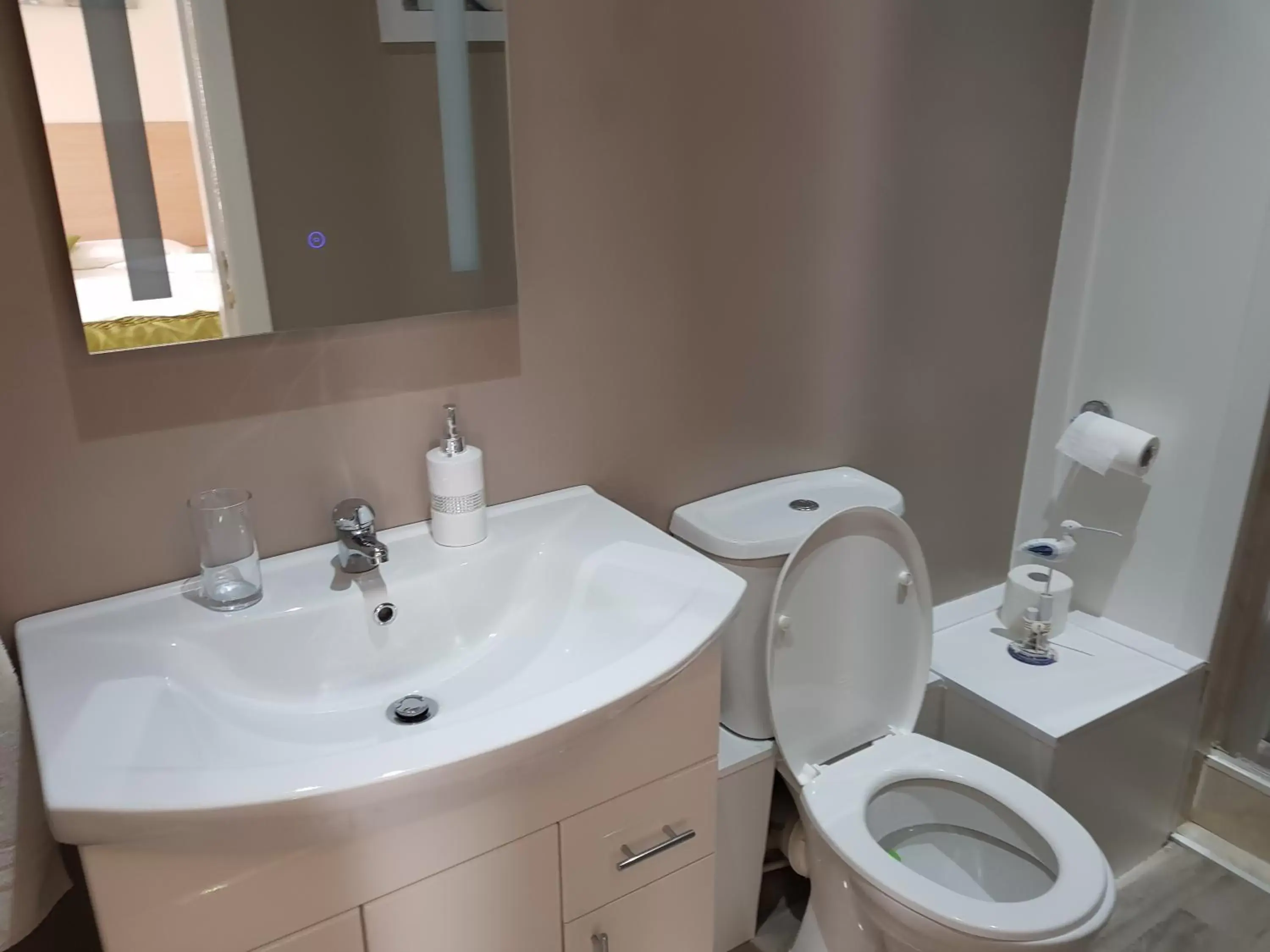 Bathroom in Lexham Hotel
