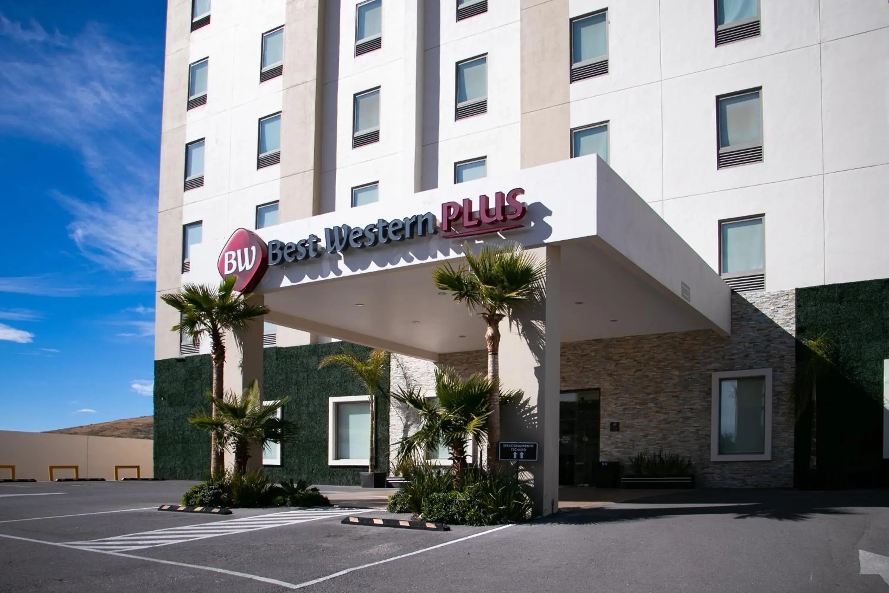 Facade/entrance, Property Building in Best Western Plus Chihuahua Juventud