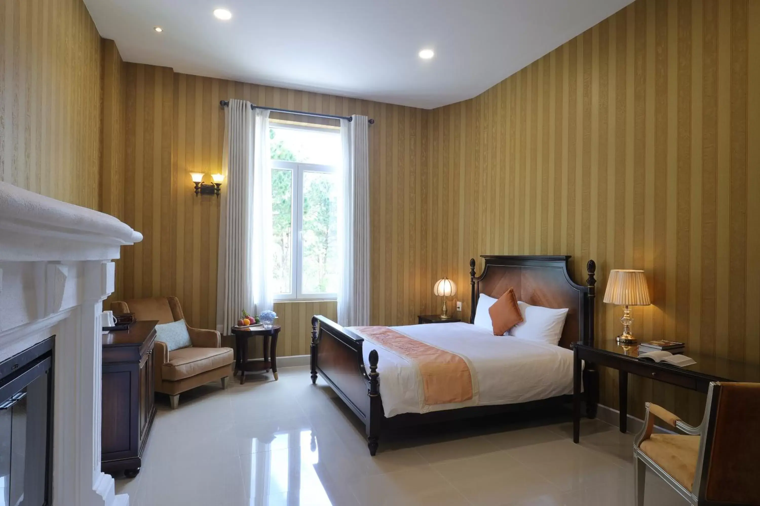 TV and multimedia, Bed in Dalat Edensee Lake Resort & Spa TV and multimedia, Bed in Dalat Edensee Lake Resort & Spa