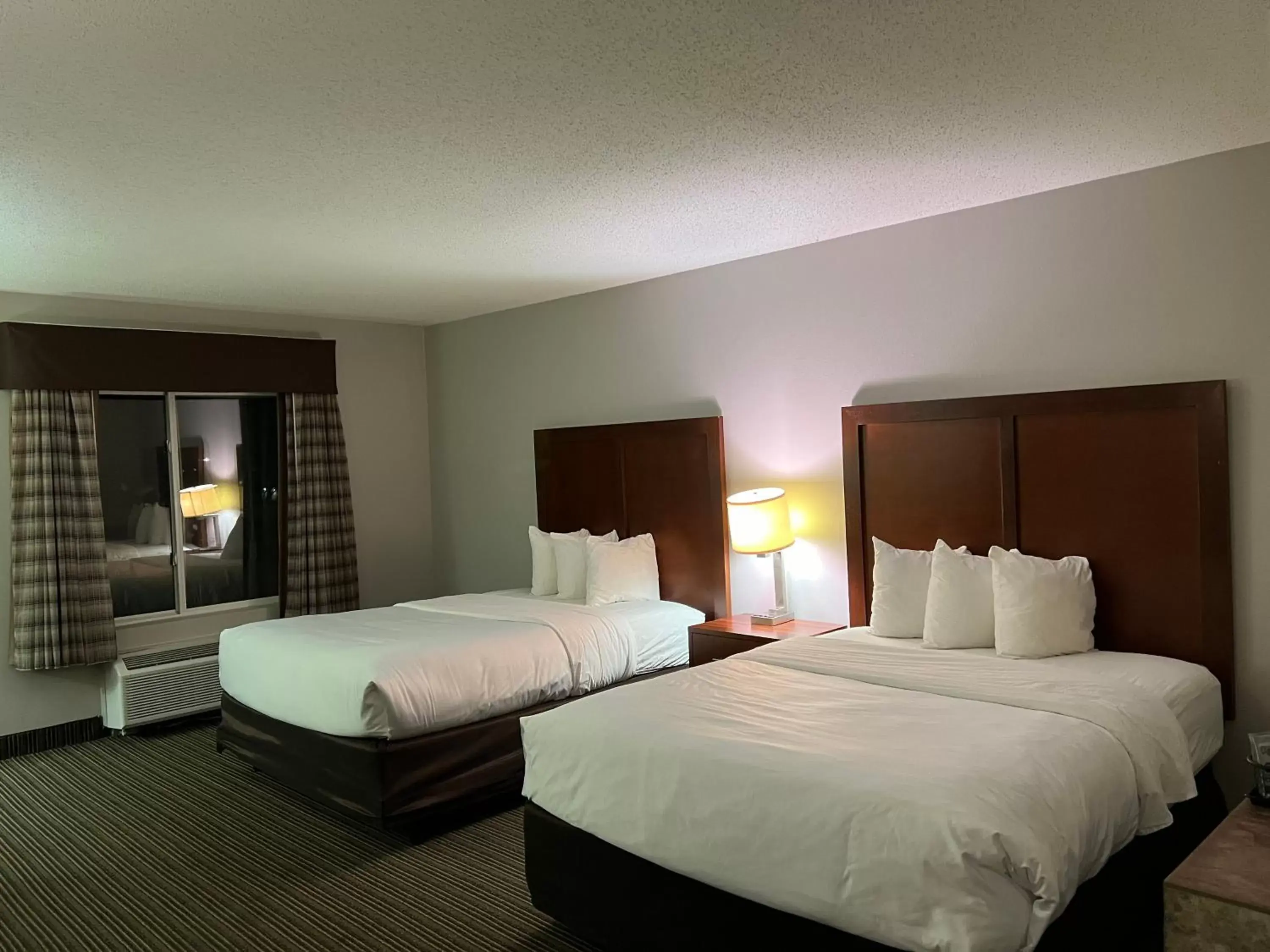 Bed in Country Inn & Suites by Radisson, Battle Creek, MI