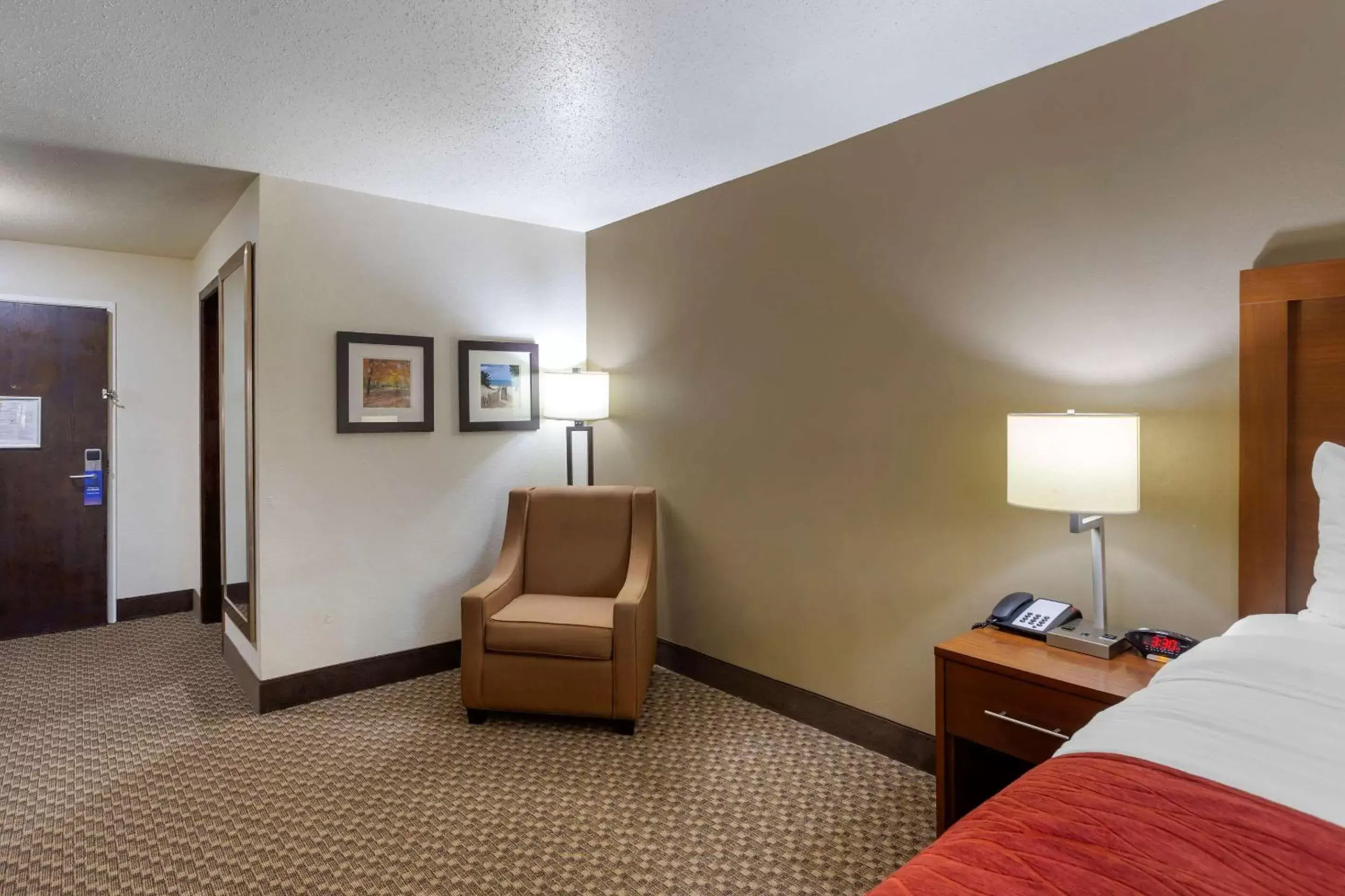 Photo of the whole room, Seating Area in Comfort Inn Hobart - Merrillville