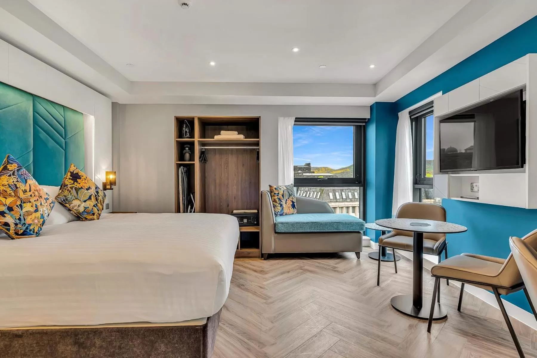 View (from property/room), Bed in Roomzzz Edinburgh