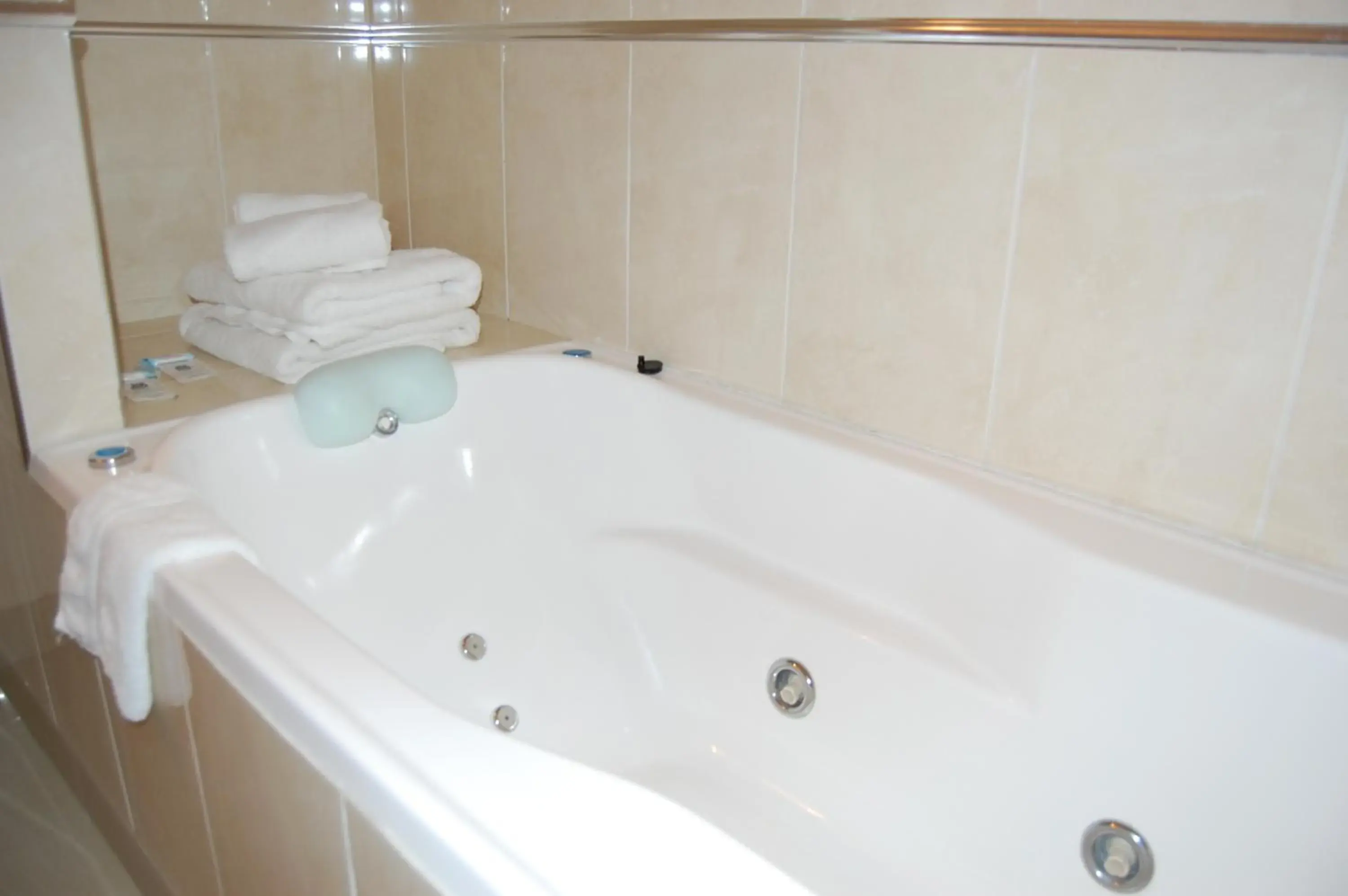 Hot Tub, Bathroom in Hotel Gran Madryn